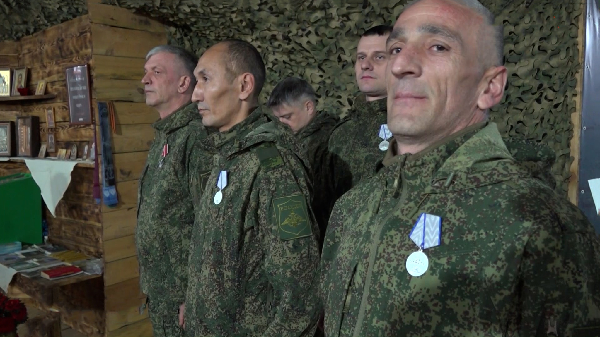 Бойцы группировки "Восток" выбивают врага из укреплений не числом, а умением