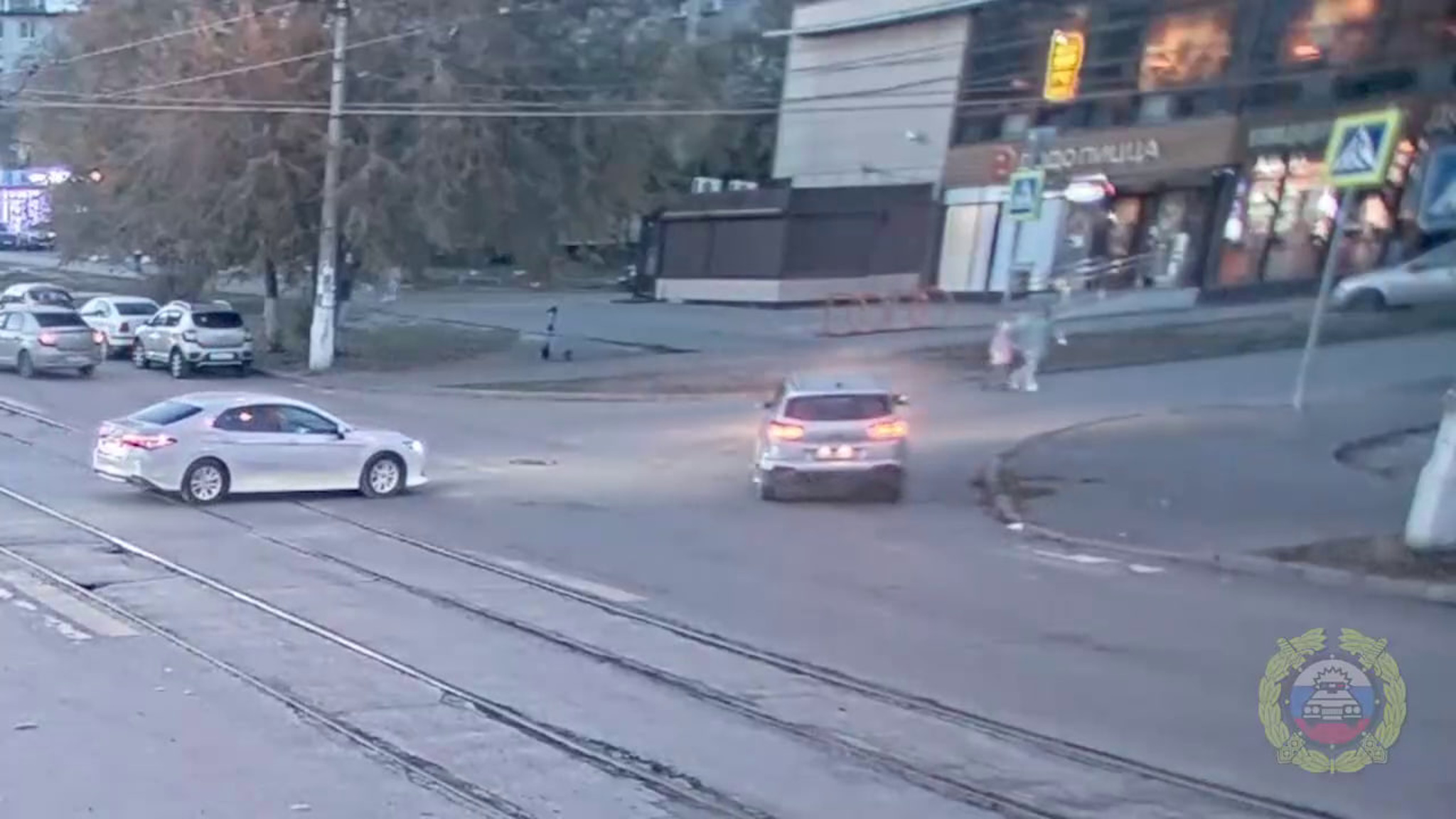 В Волгограде иномарка наехала на женщину и семилетнюю девочку