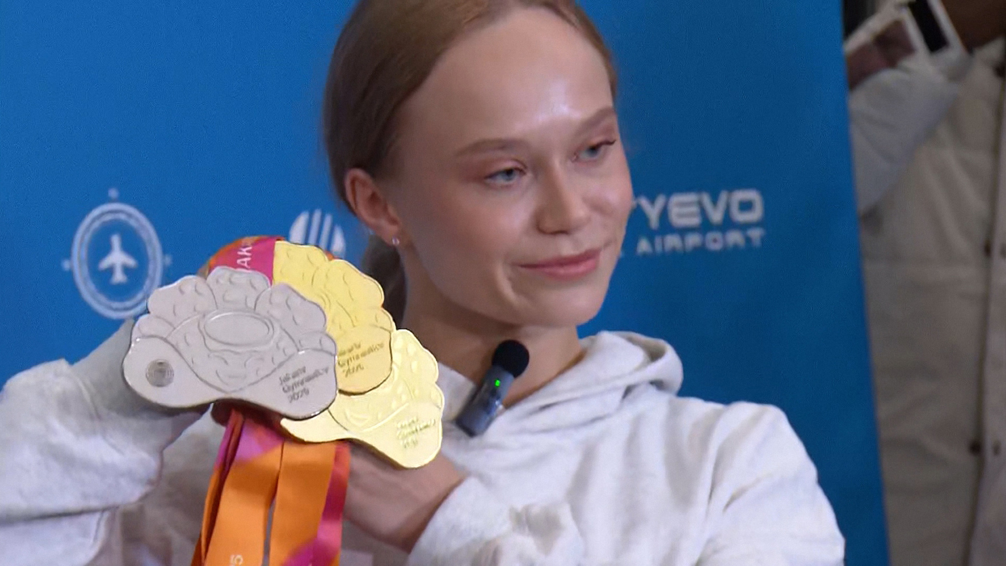 Эмоции чемпионов: в Москве встретили участников ЧМ по гимнастике