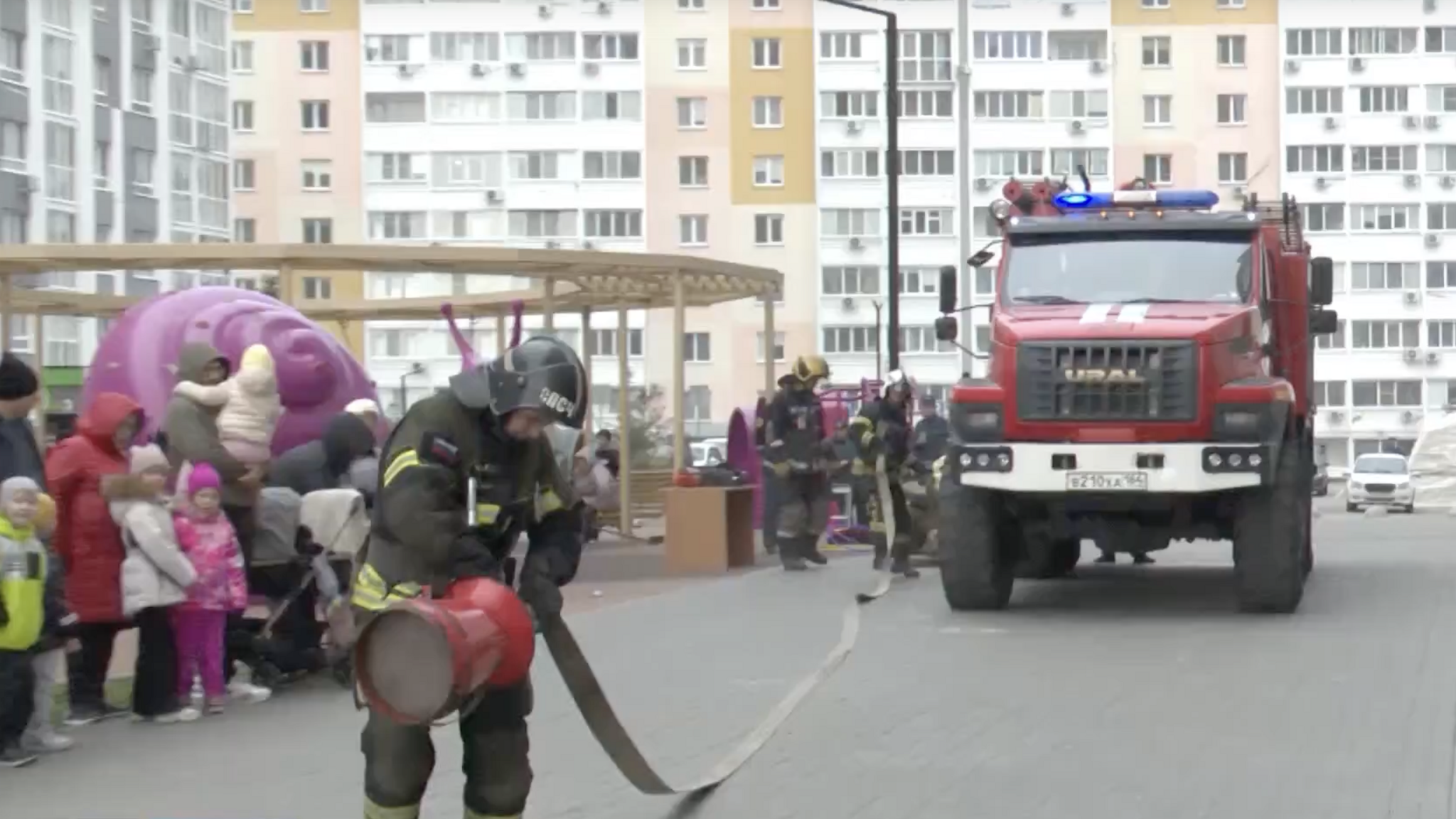 В Саратове прошли соревнования среди пожарных по скоростному подъему на 22 этаж "Вертикальный вызов"