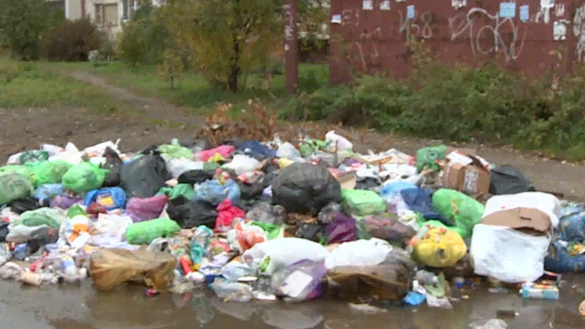 Стихийная свалка постоянно появляется в одном из дворов Йошкар-Олы на месте бывшей контейнерной площадки