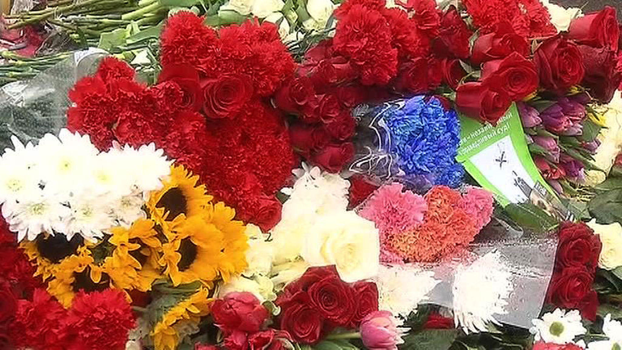 К месту убийства Немцова несут свечи и цветы