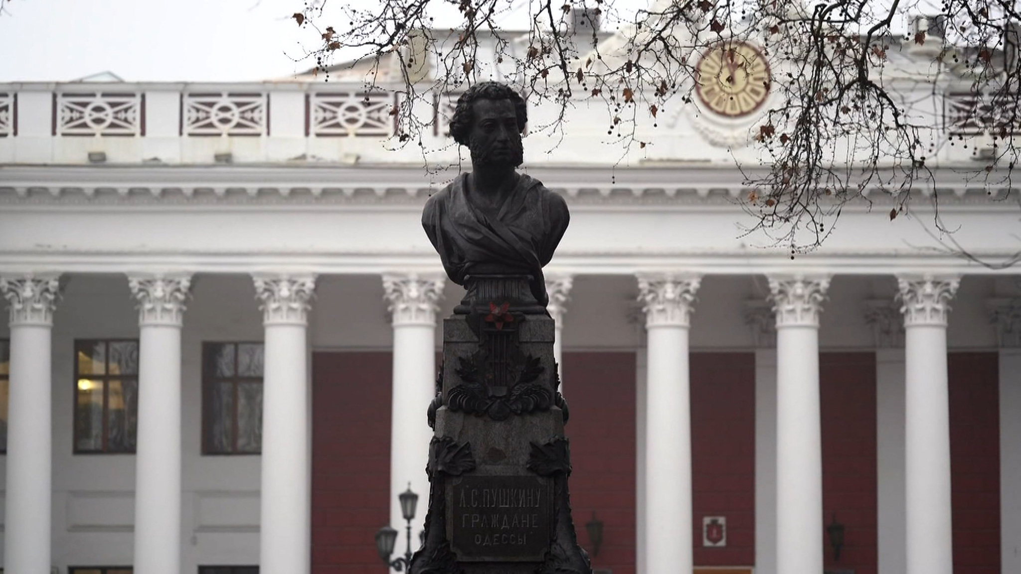 В Одессе заколотили досками памятник Пушкину