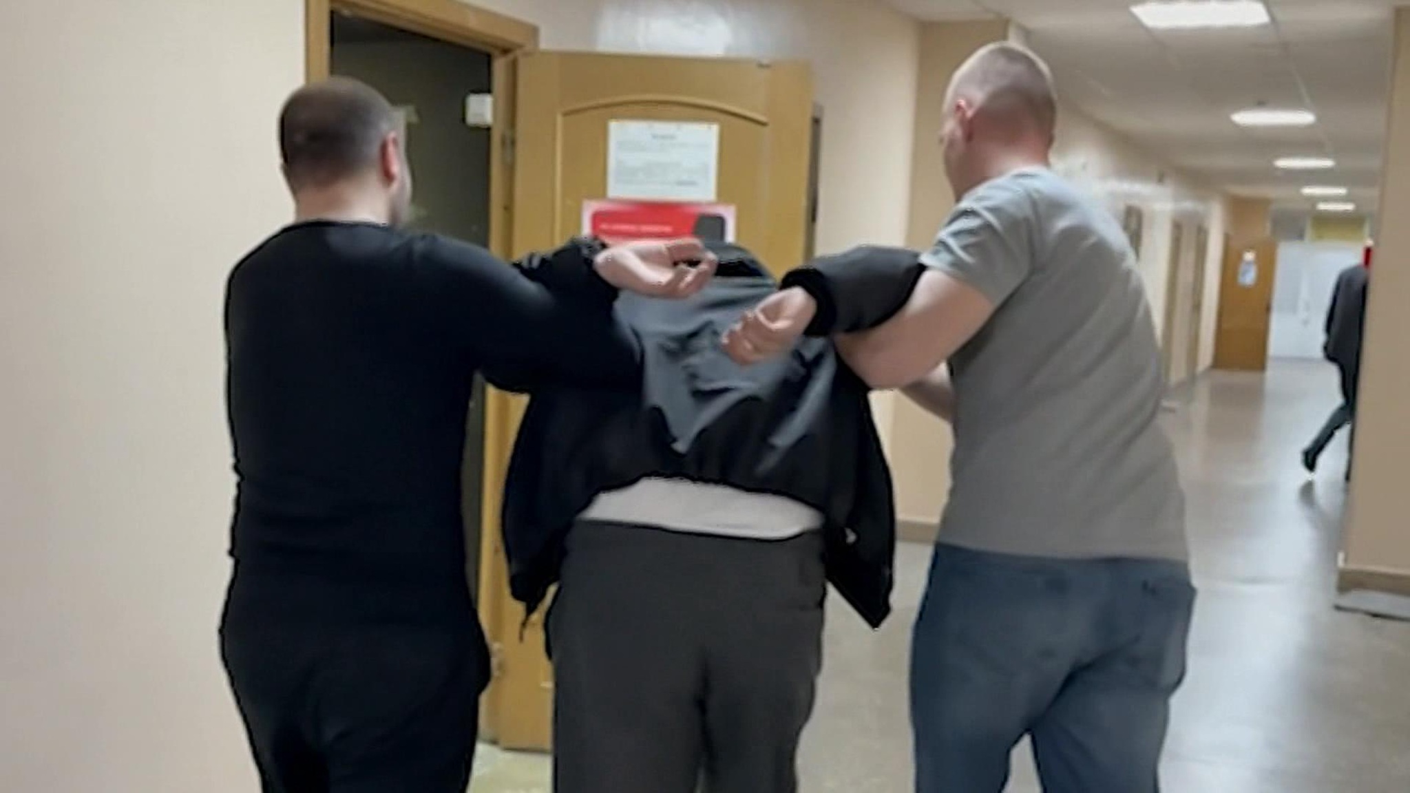 Четверо налетчиков избили жители Челябинска прямо под камерами наблюдения