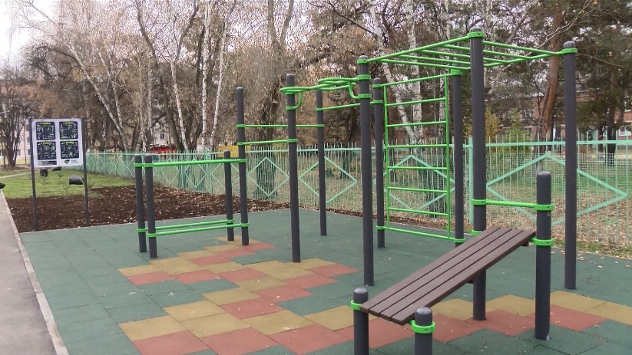 Депутаты Тюменской гордумы проконтролировали благоустройство двора в районе КПД