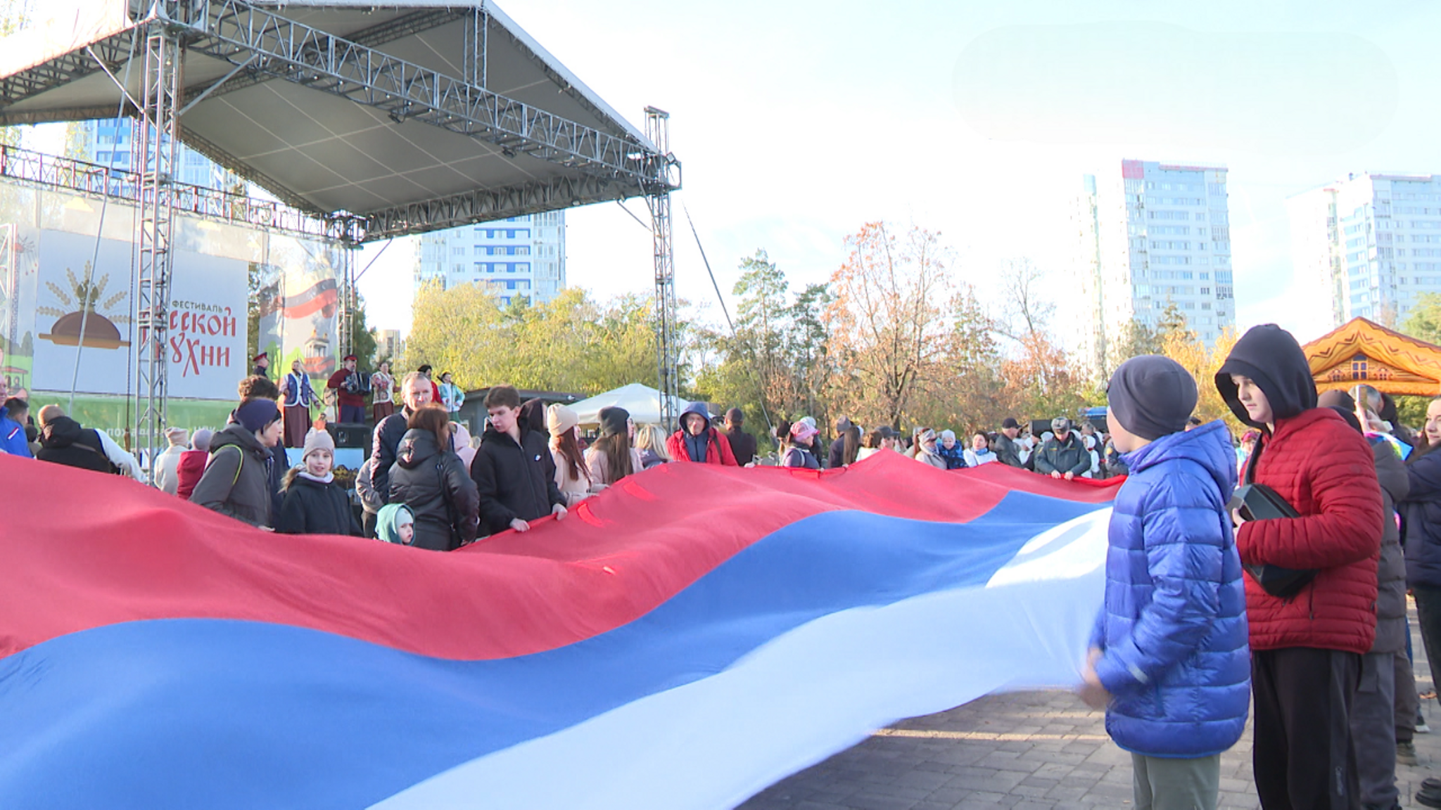 100-метровый флаг России развернули в ЦПКиО Волгограда
