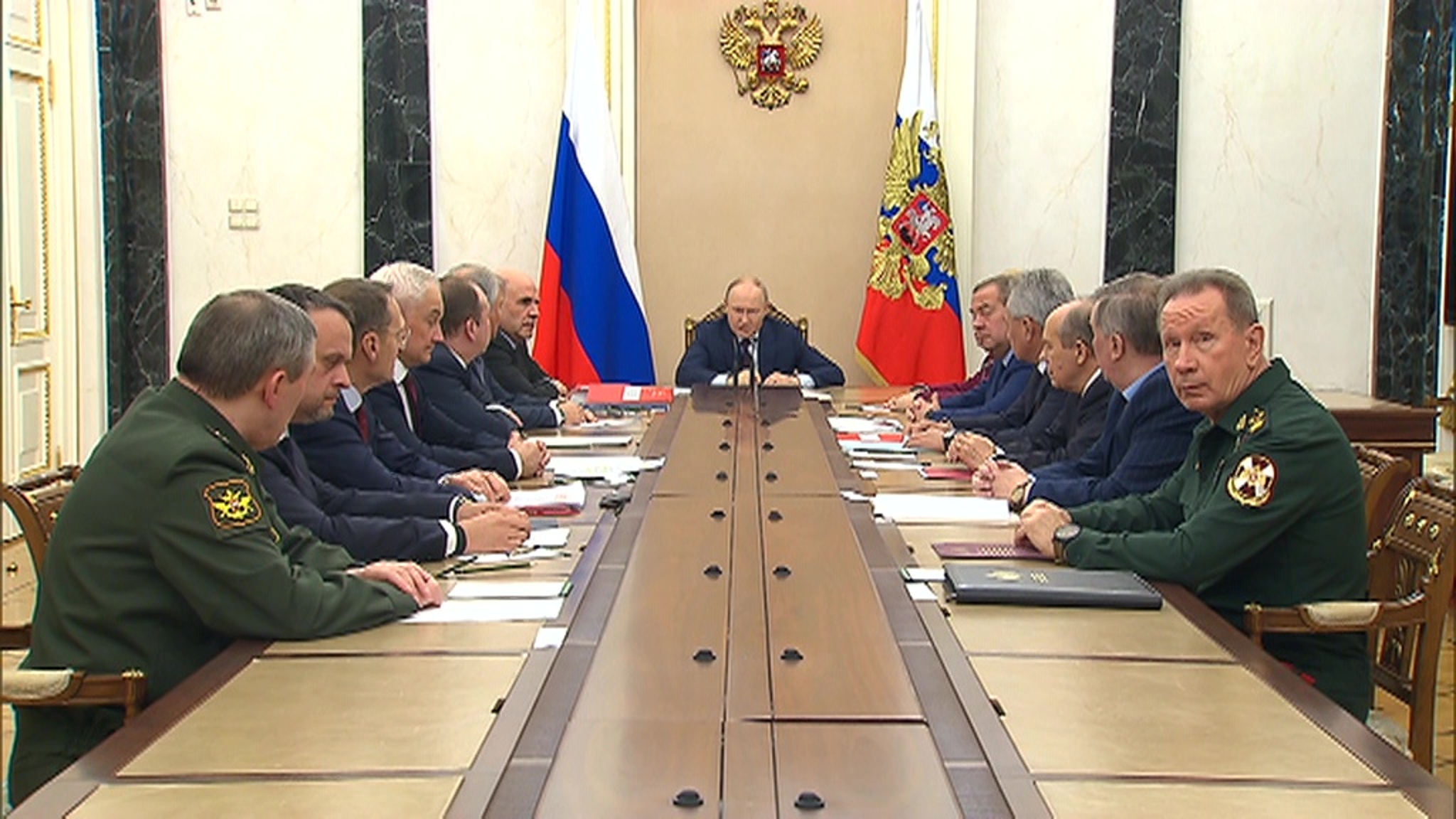 Путин провел оперативное совещание с постоянными членами Совбеза