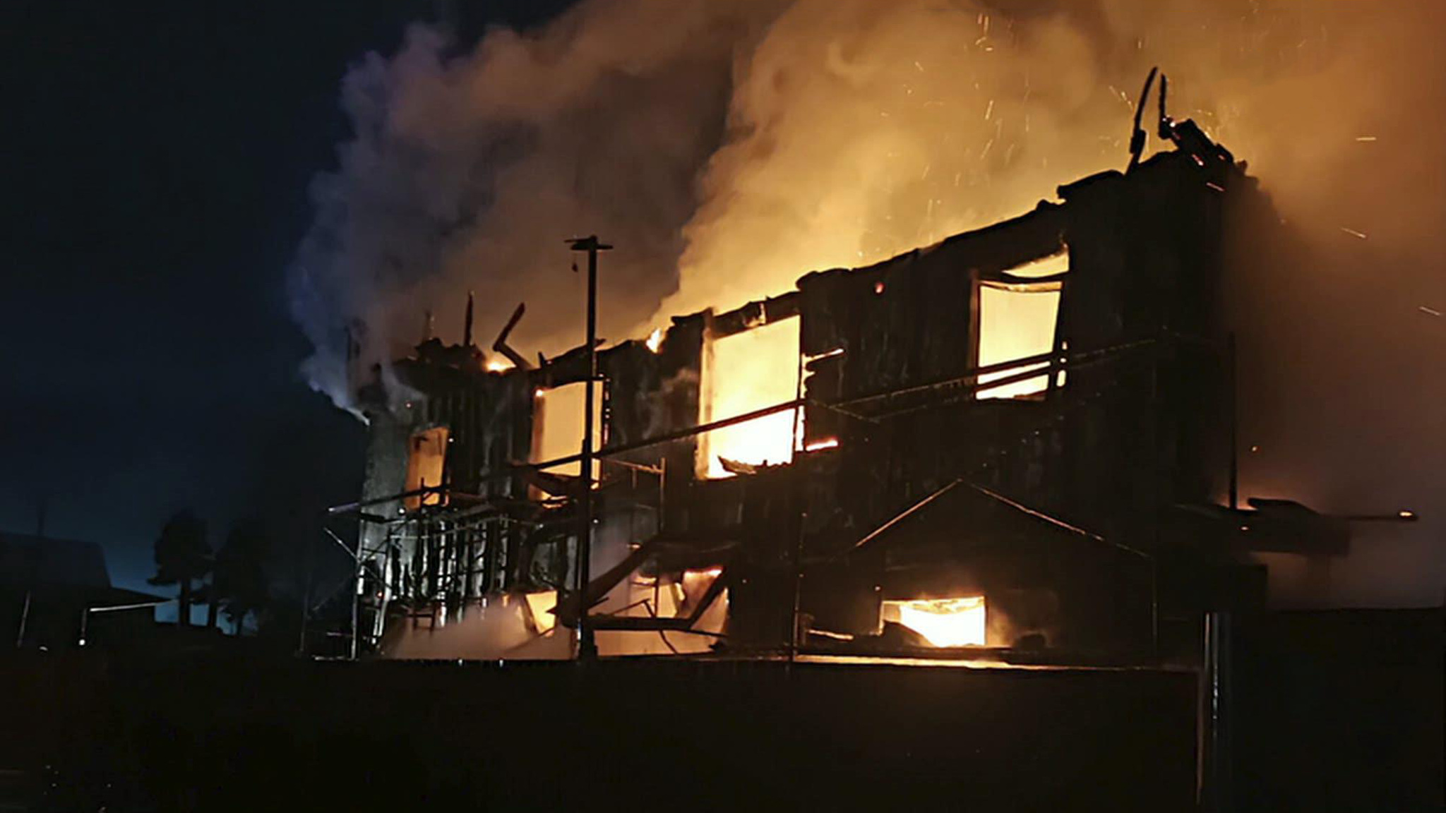 Семь человек погибли в страшном пожаре в Сургуте