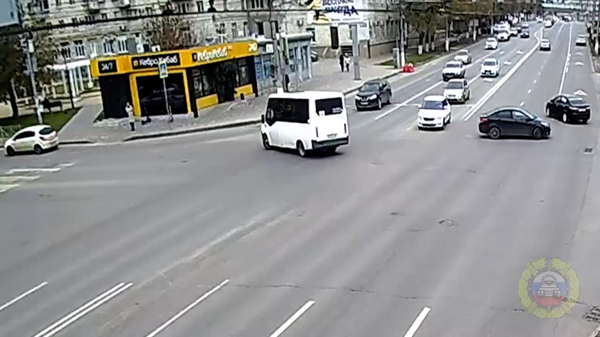 Женщина пострадала: маршрутное такси попало в ДТП в центре Волгограда