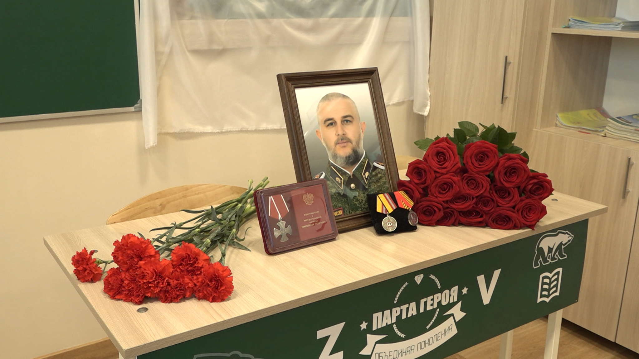 В 11-й школе Владикавказа открыли "Парту Героя", посвященную погибшему бойцу СВО Альберту Бадзиеву