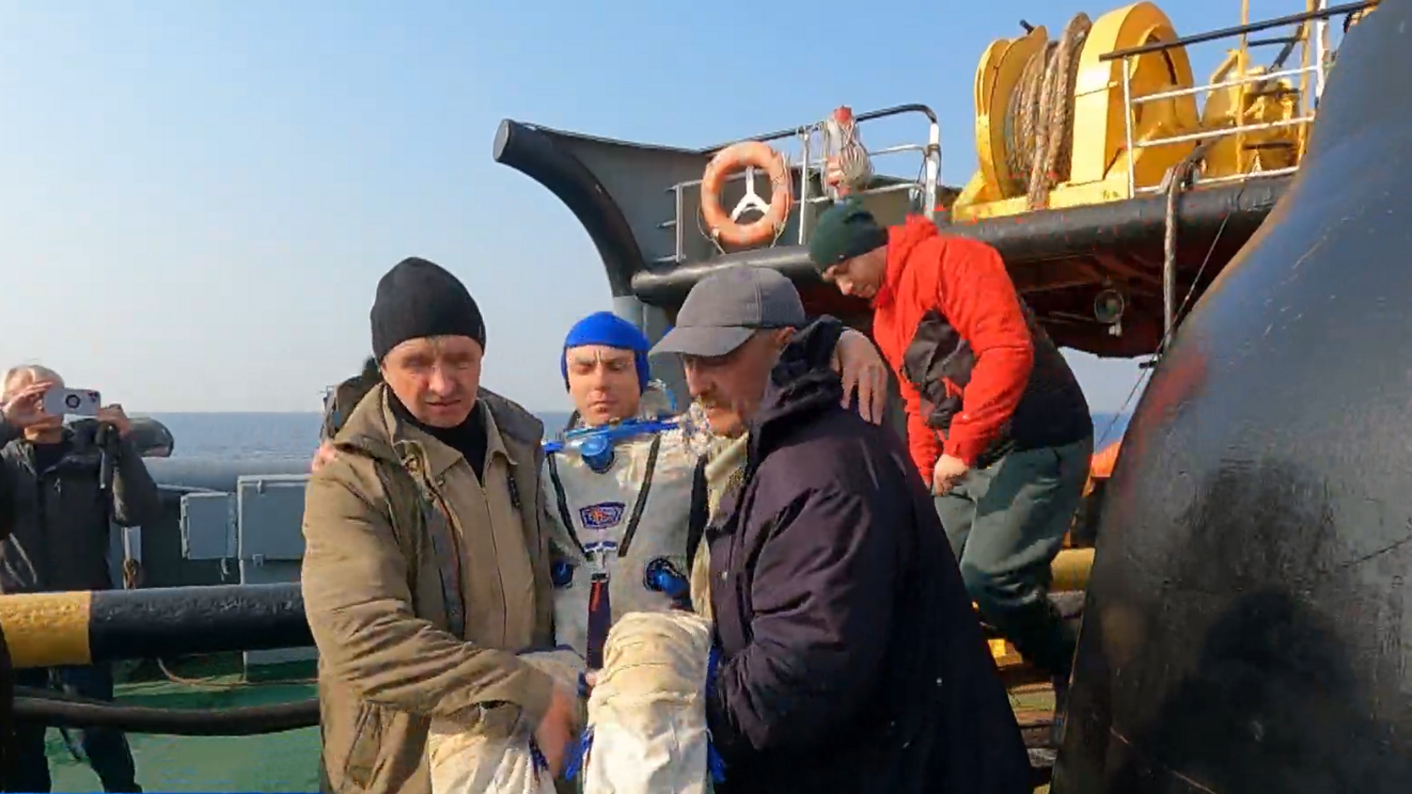 Спасатели ТОФ обнаружили "космический аппарат" в Японском море и оказали помощь "космонавтам"