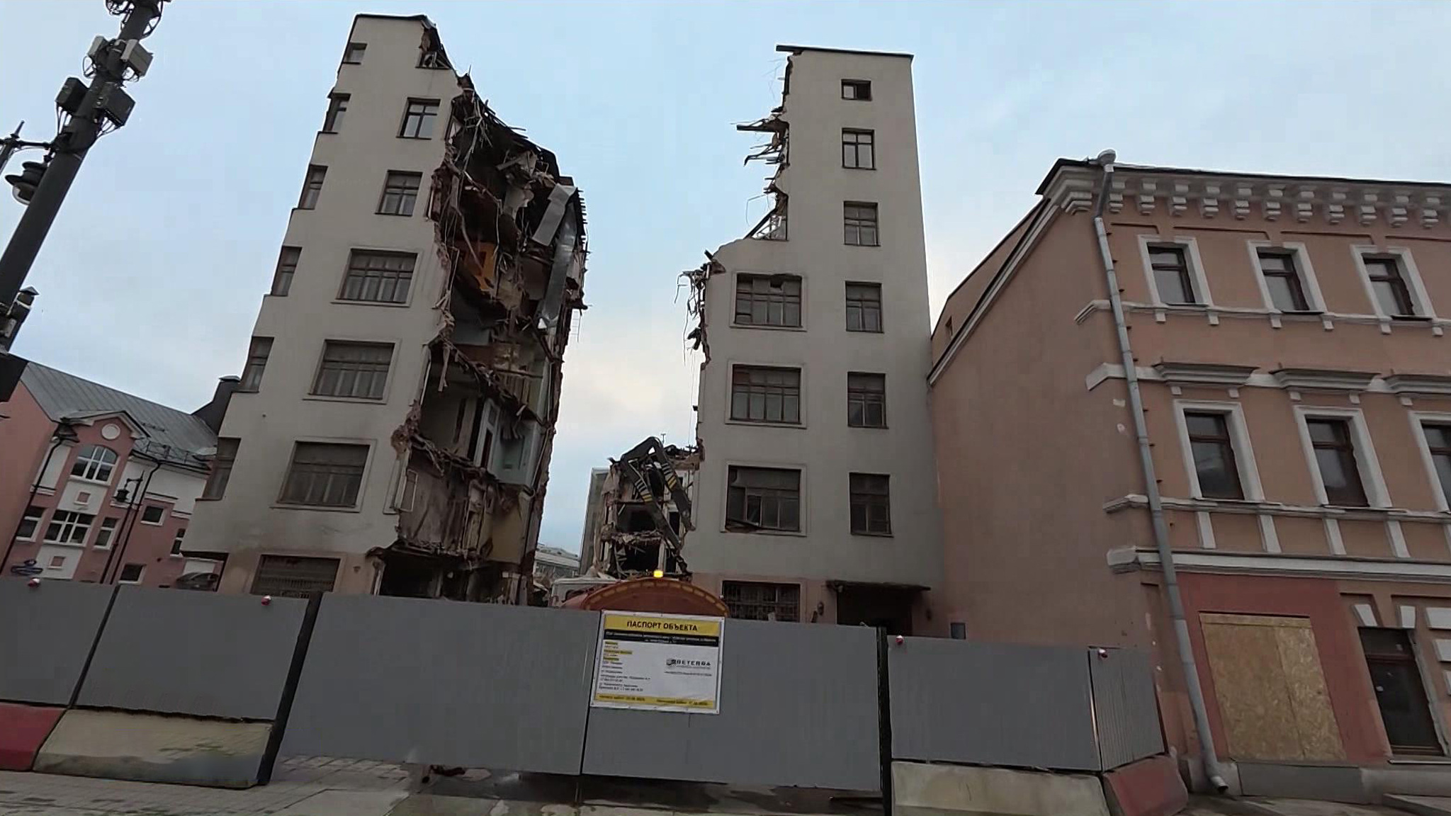В историческом центре Москвы сносят дом-коммуну