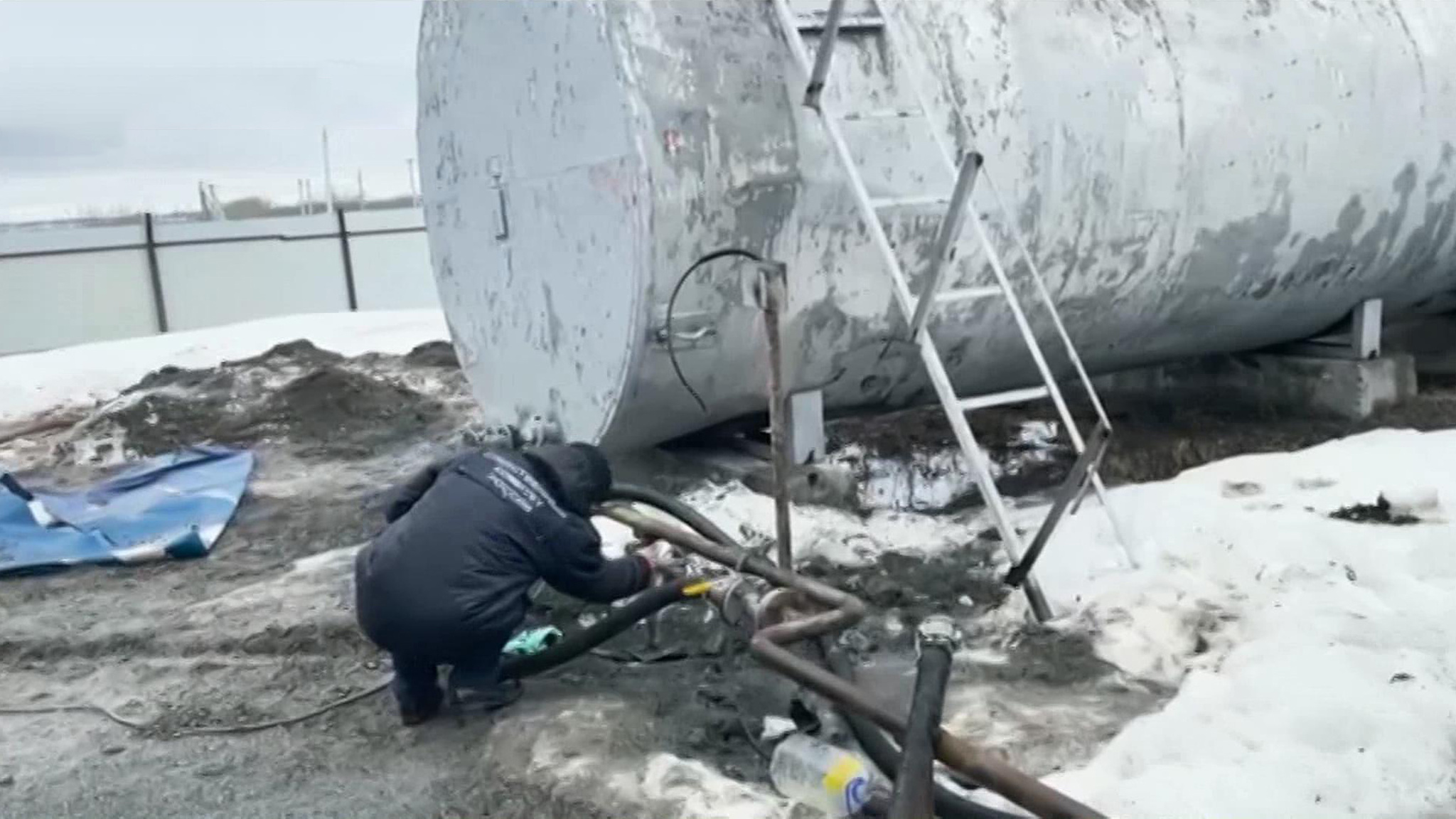 Сельский депутат построил бизнес на незаконной врезке в трубопровод