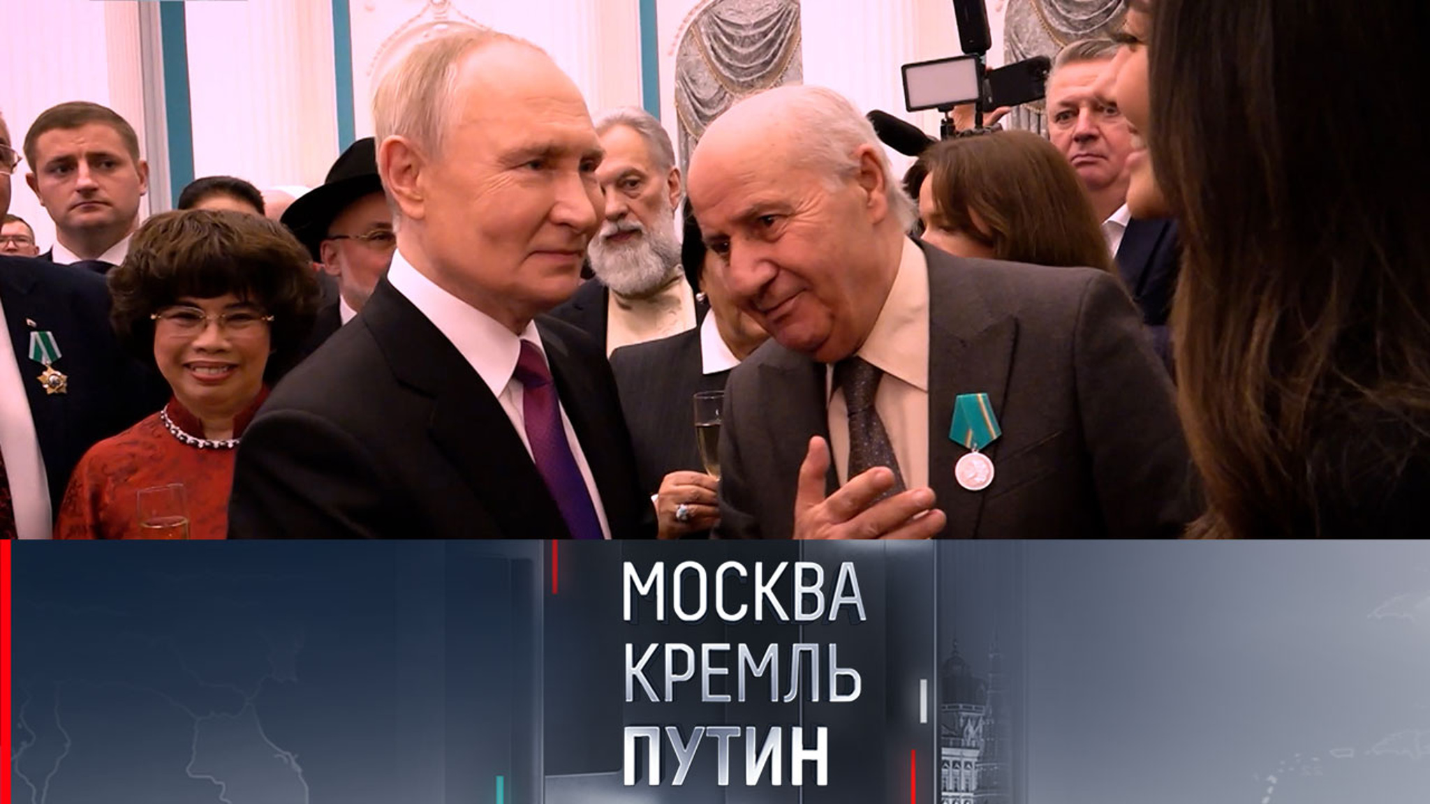 Путин исполнил просьбу представителя курдов о совместном фото на награждении
