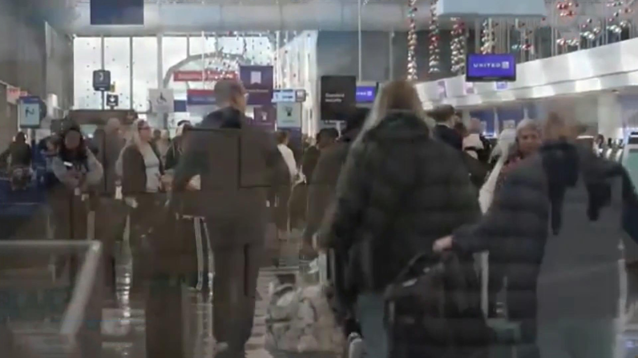 Шатдаун в США привел к коллапсу в небе и пробкам на земле