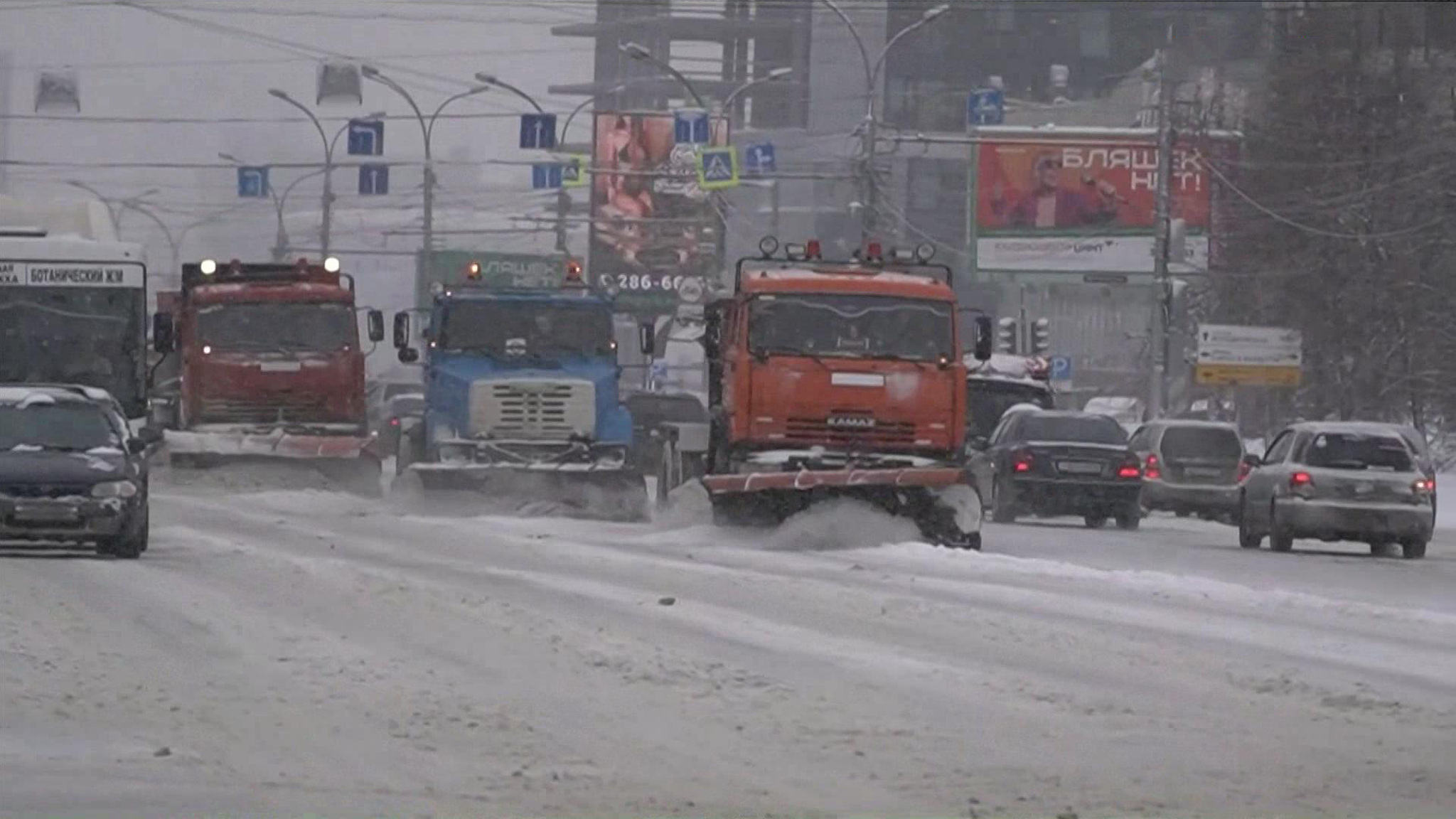 Черно-белый Новосибирск из слякоти и снега стал проблемой для водителей