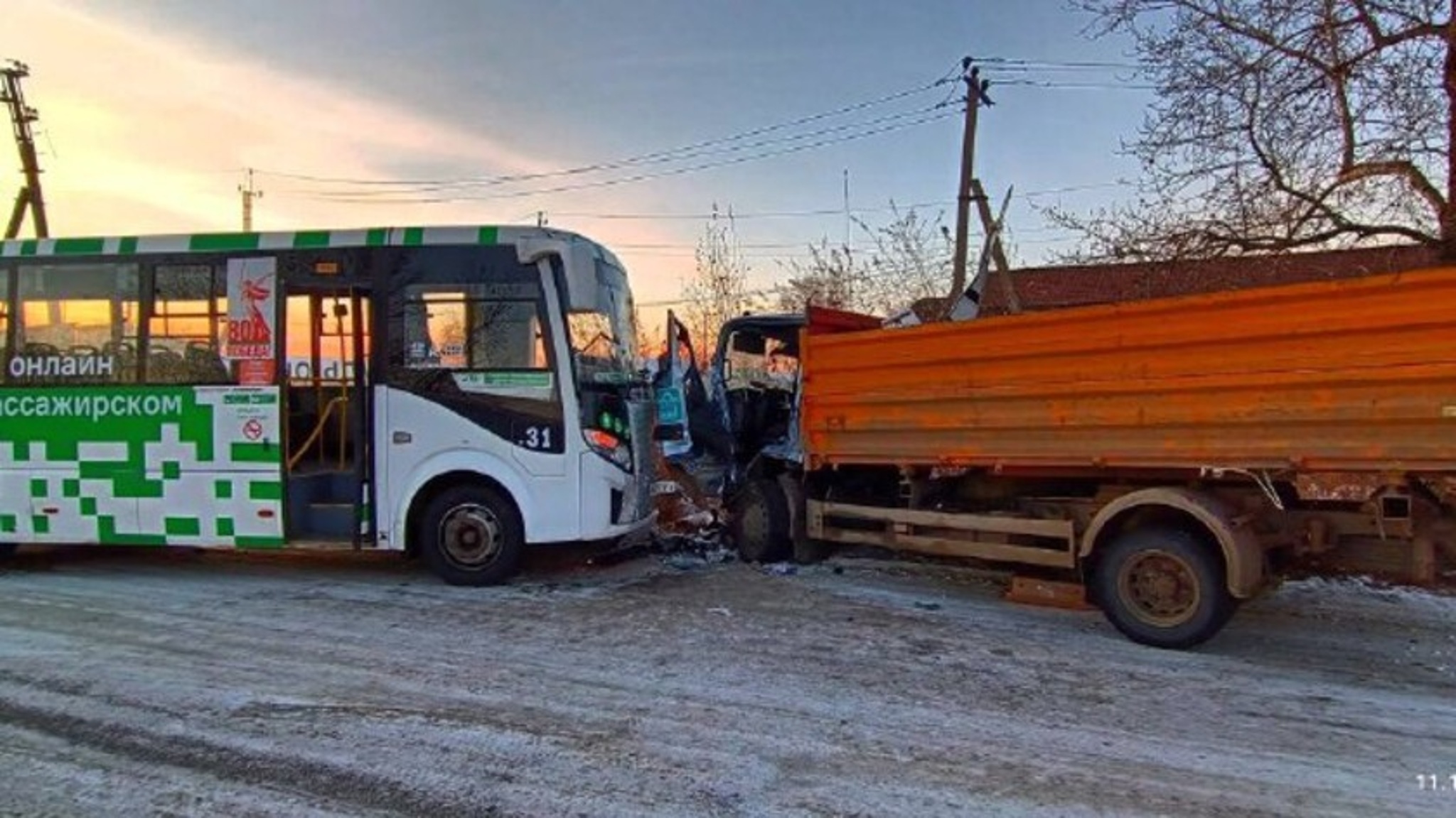 В областной столице из-за столкновения пассажирского автобуса с грузовиком пострадали четыре человека