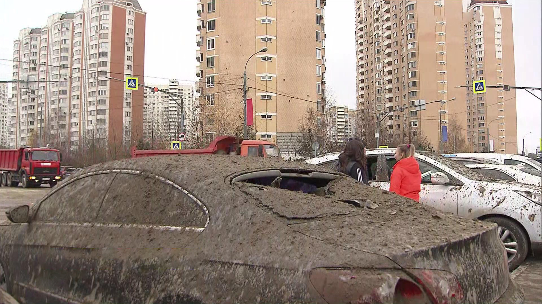 При обрушении "Снежкома" пострадали три человека и 145 машин