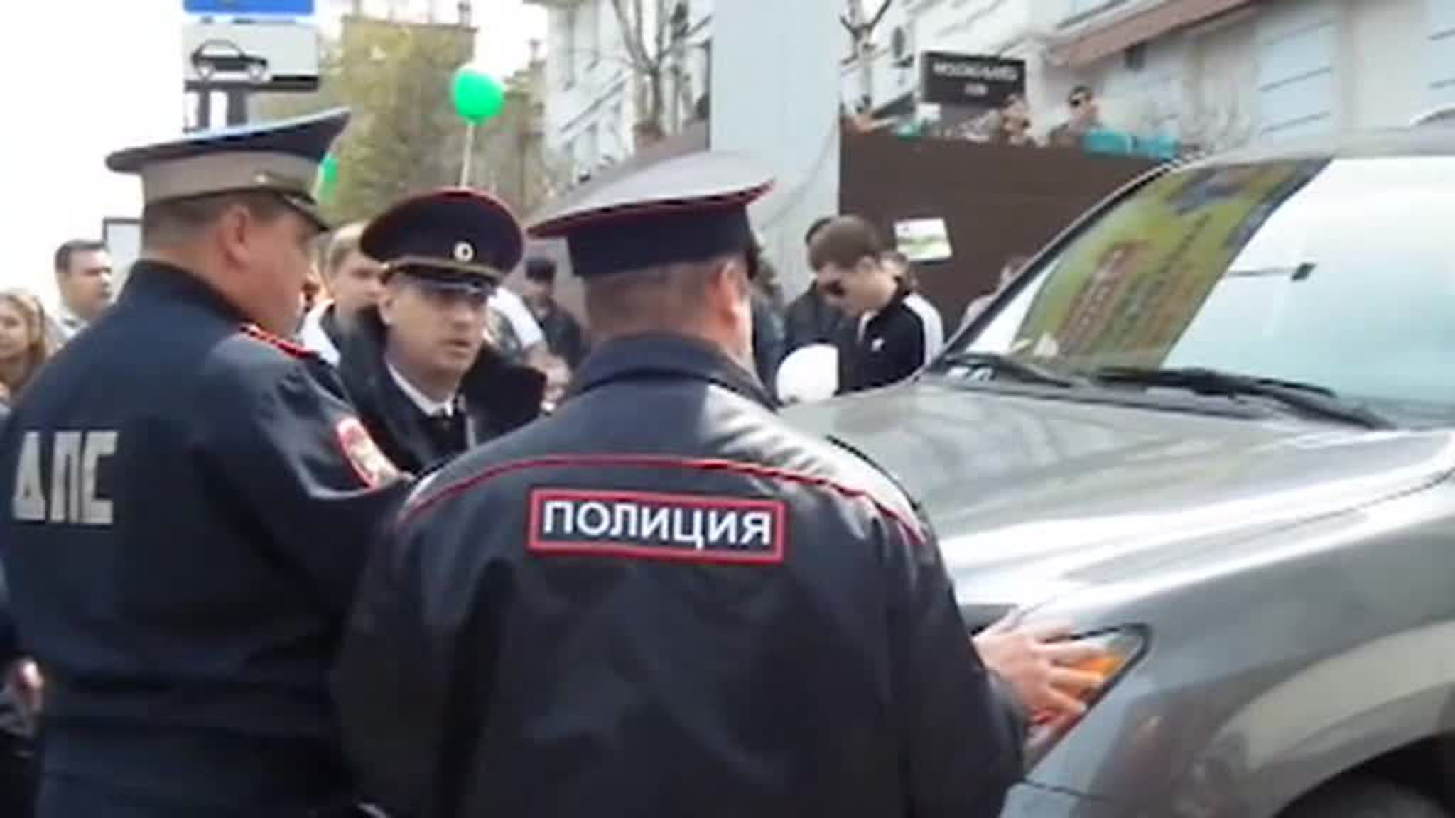 Приморский депутат пытался задавить участников первомайской демонстрации