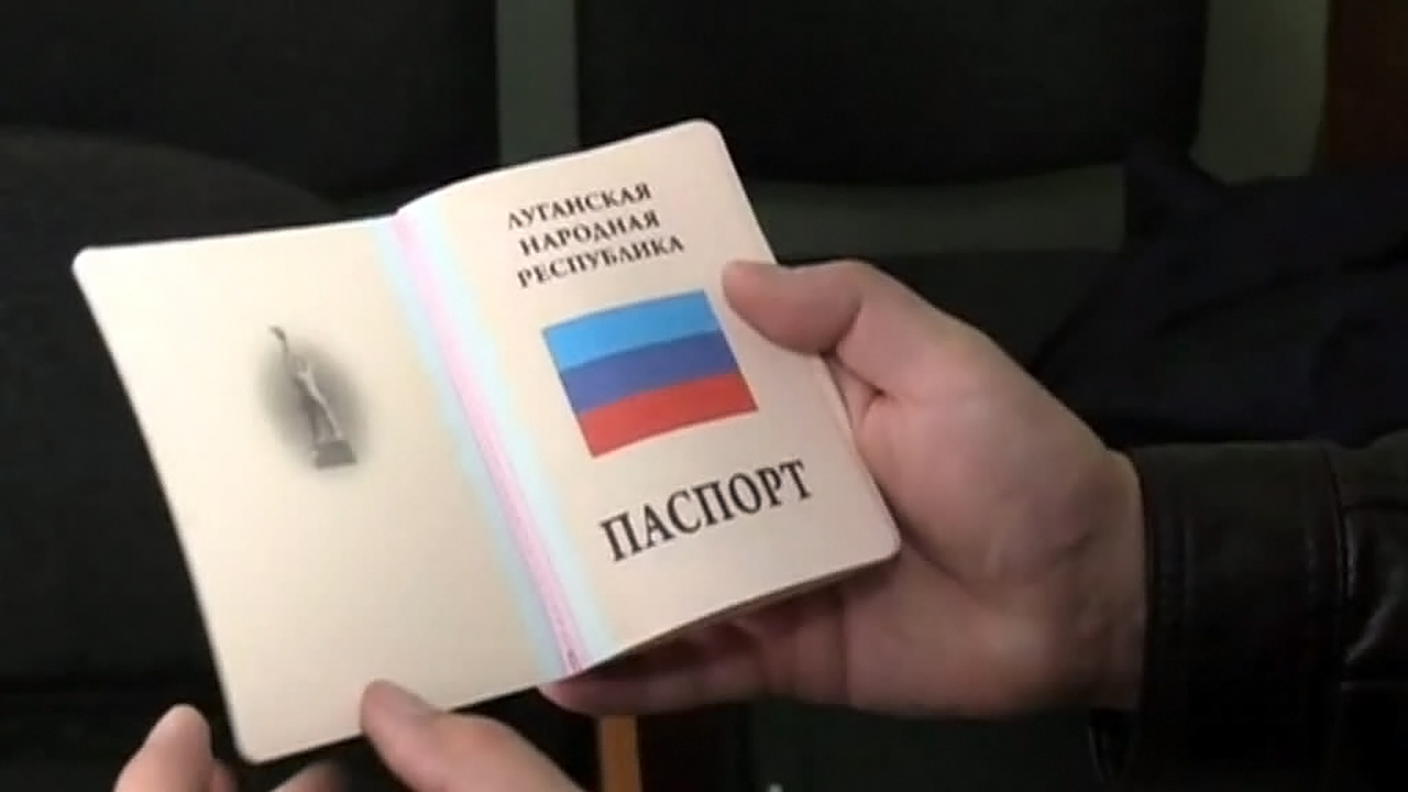 В ЛНР вручили первые паспорта