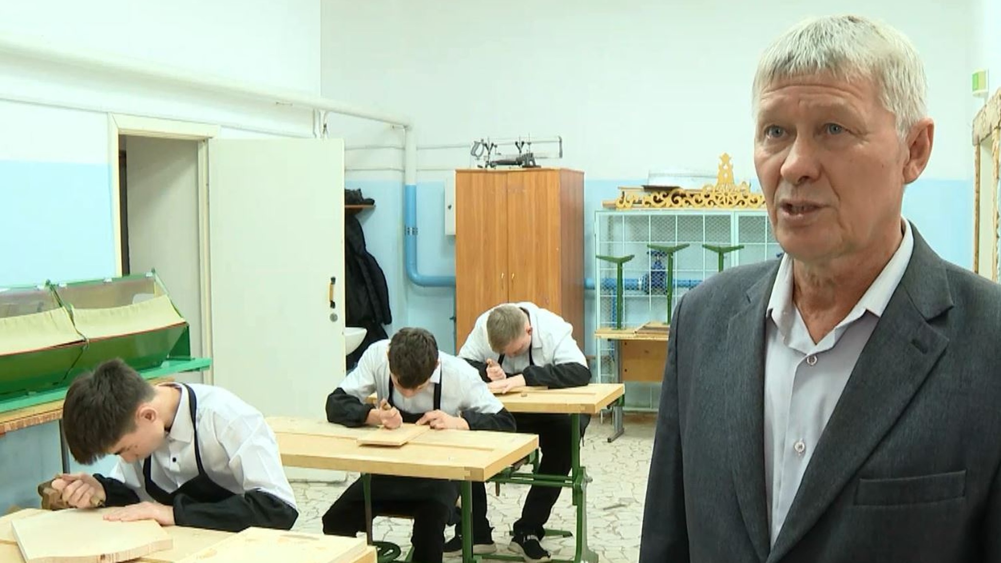 Заслуженный учитель Марий Эл Сергей Зайцев обучает детей мастерству резьбы по дереву