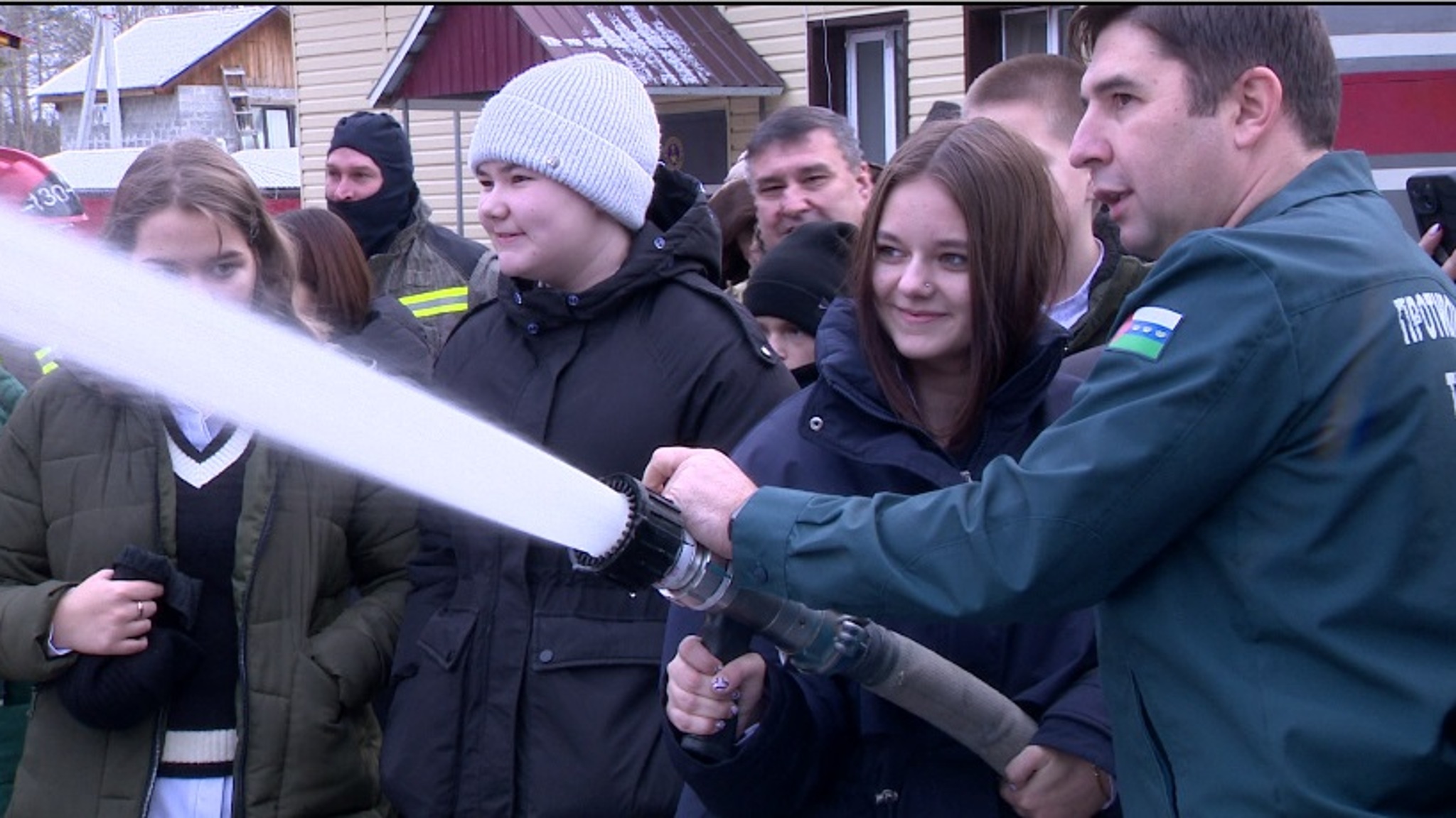 Школьников тюменского села познакомили с работой пожарных