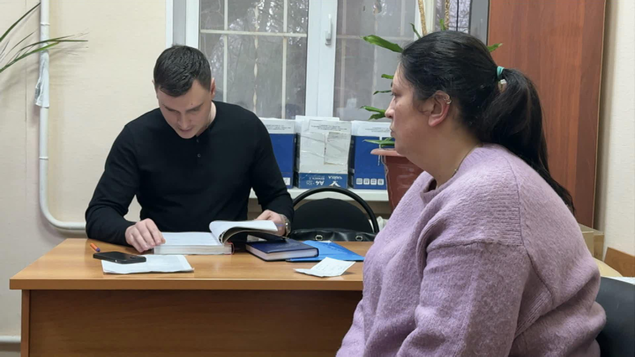 В Уфе воспитательница встала на колени перед родителями