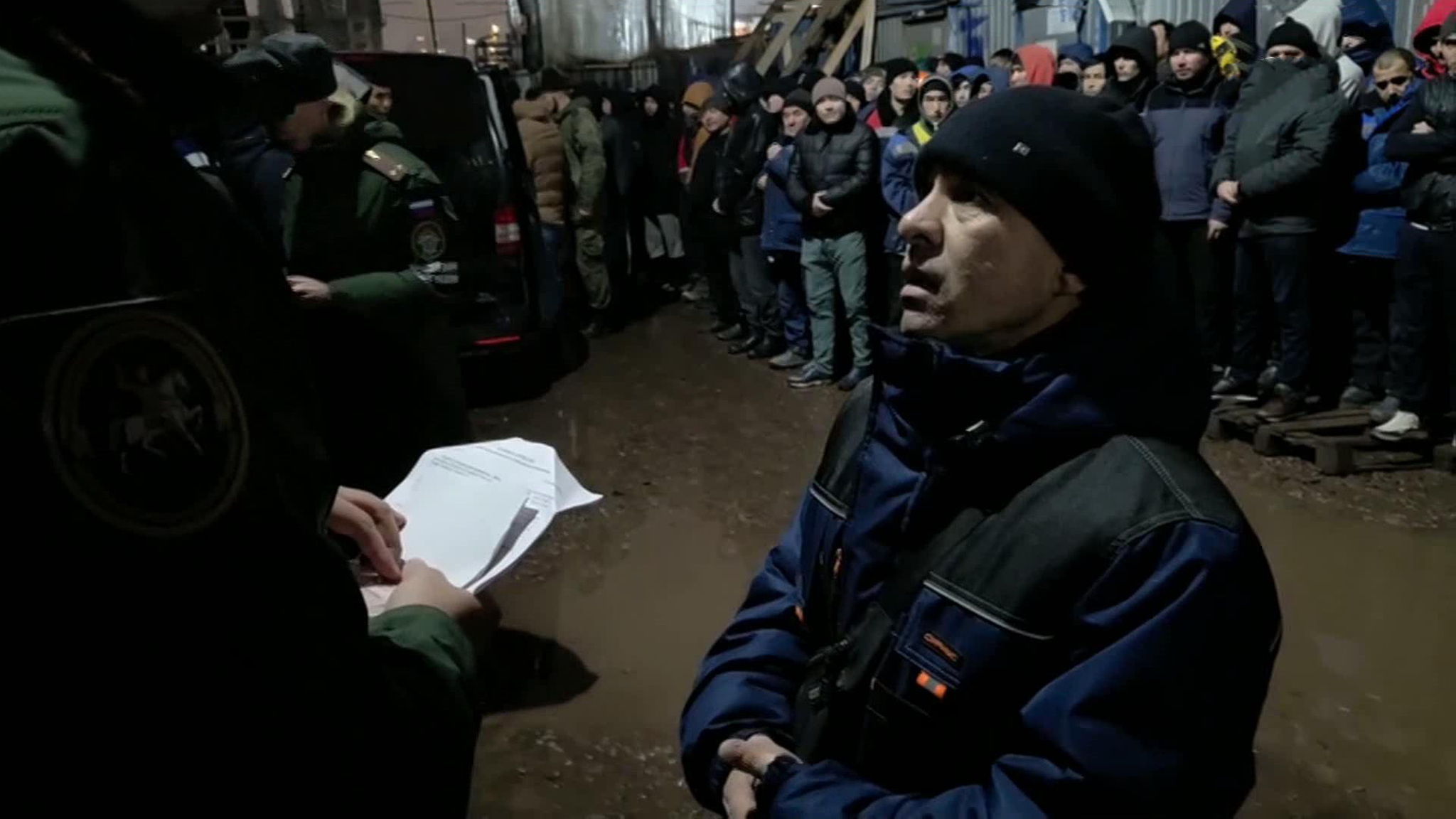 В Петербурге силовики проверили мигрантов на стройке в историческом районе
