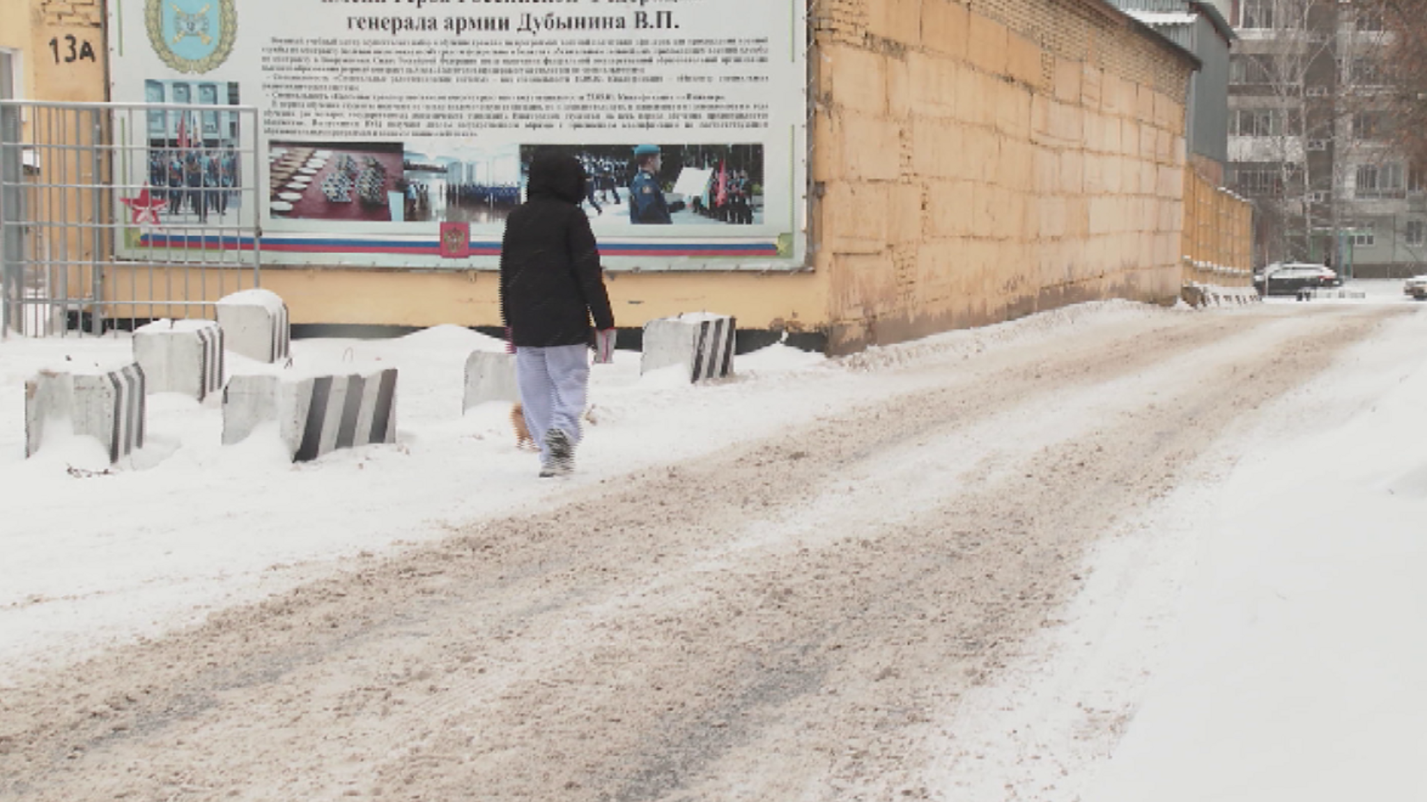 Дороги и дворы Красноярска утопают в снежных завалах