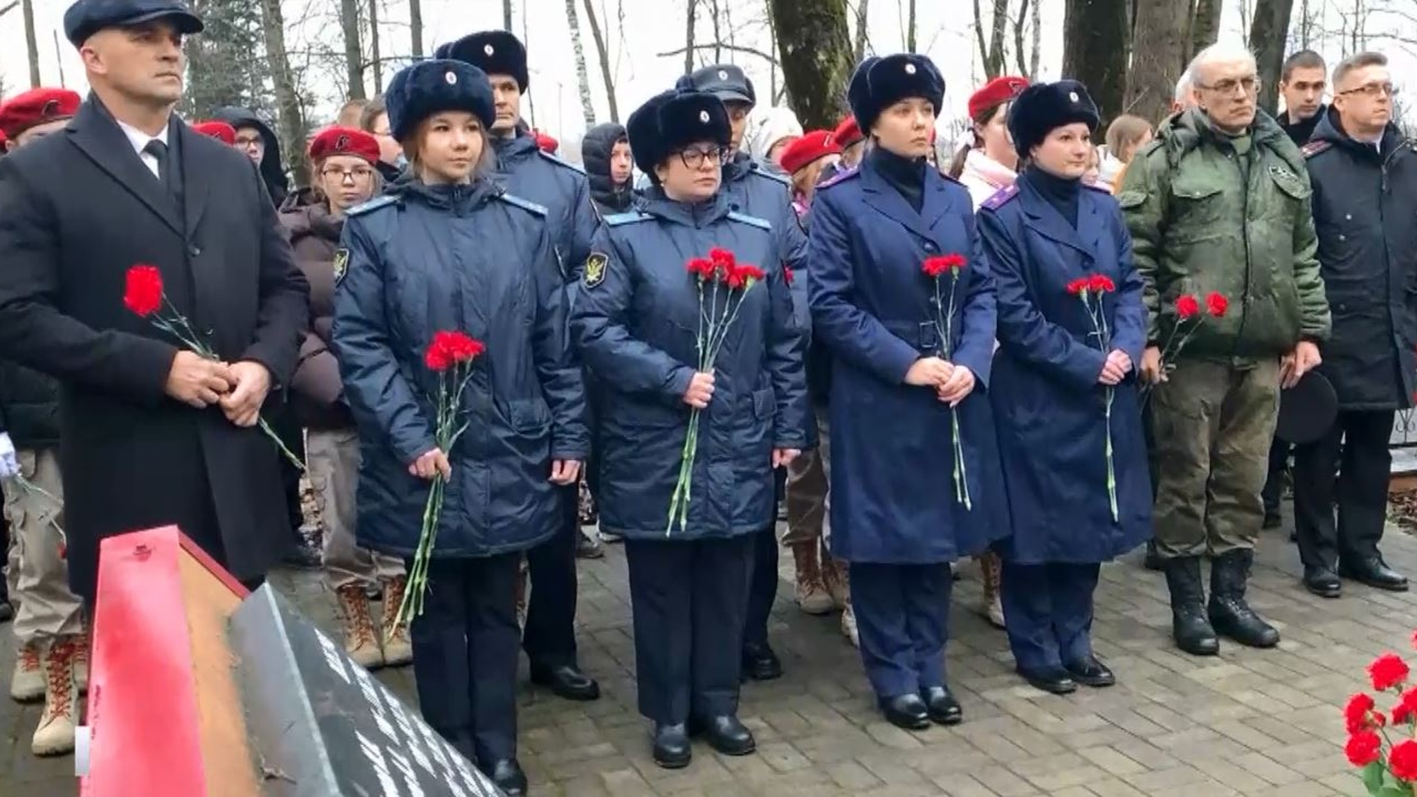 Молодое поколение судебных приставов Марий Эл почтило память воинов в День Неизвестного Солдата