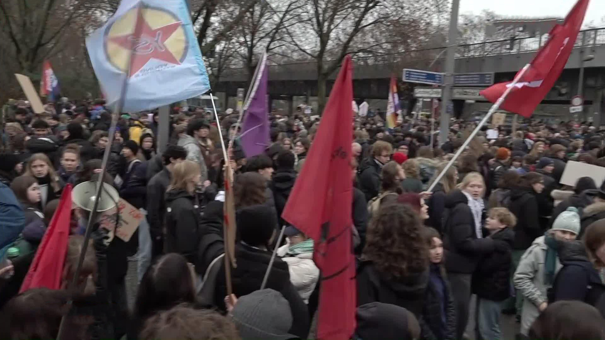 Милитаризм еврочиновников разбивается о пацифизм молодежи