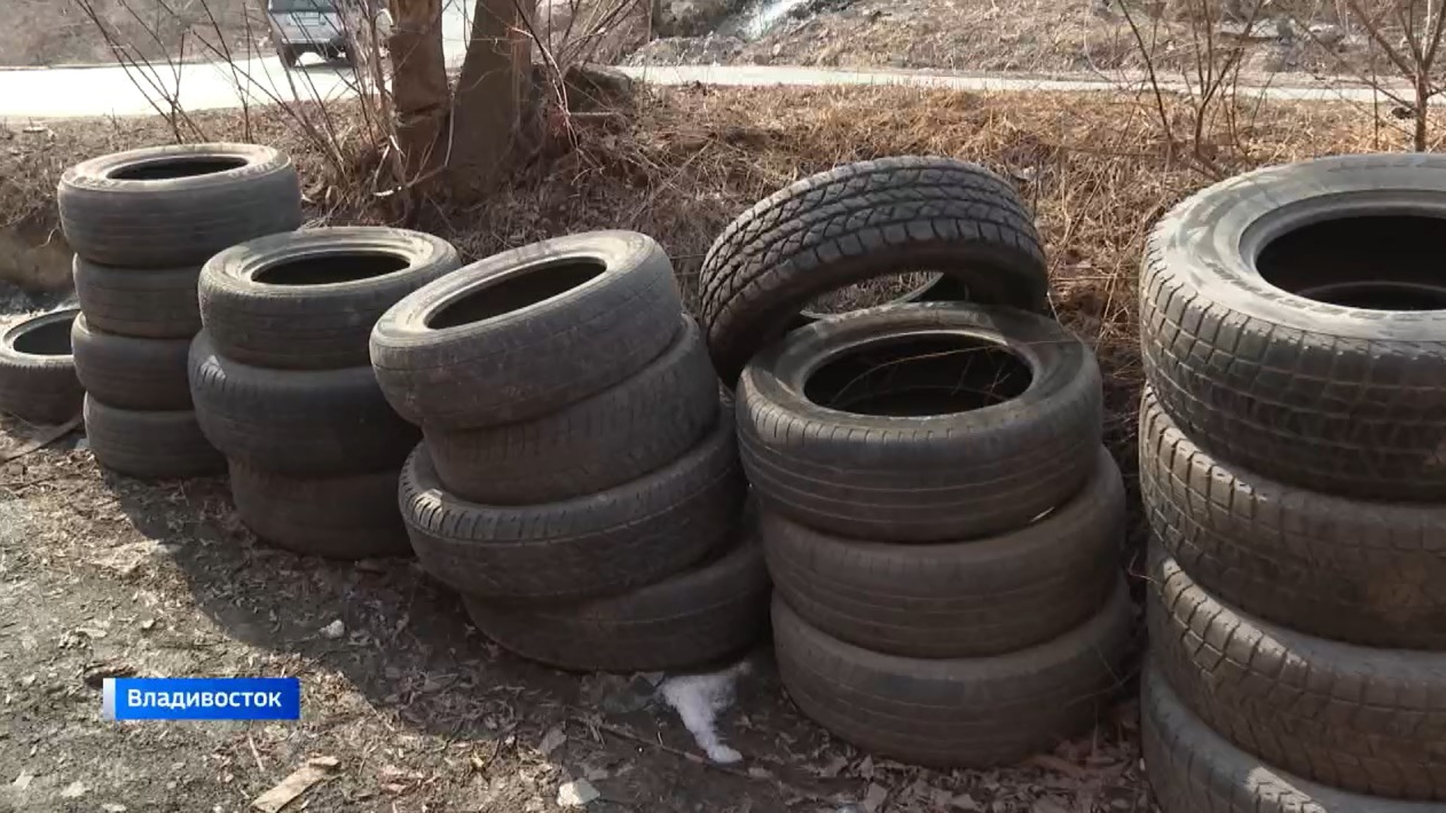 «Укромные» места находят водители во Владивостоке для старых автопокрышек