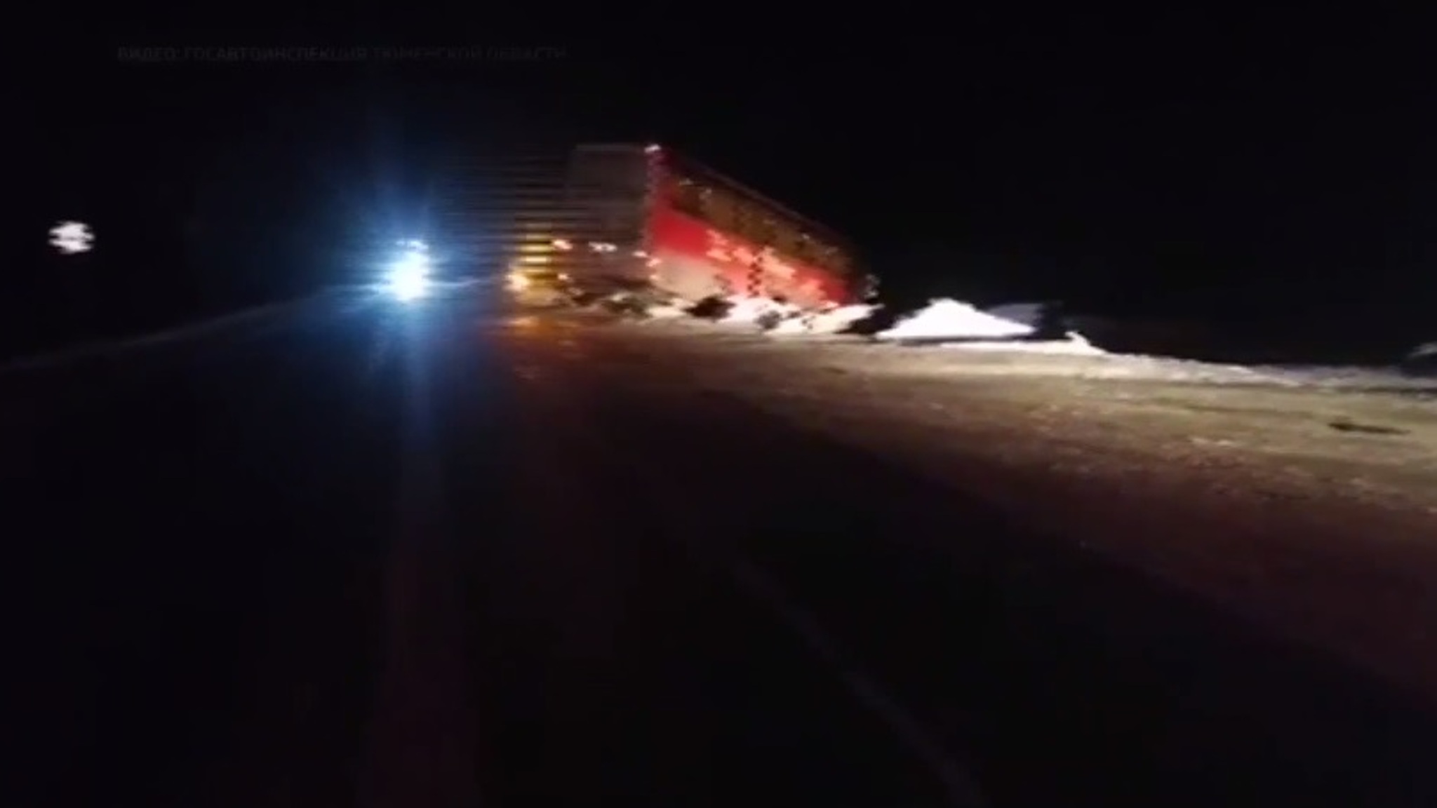 Два человека погибли при столкновении с автобусом на тюменской трассе
