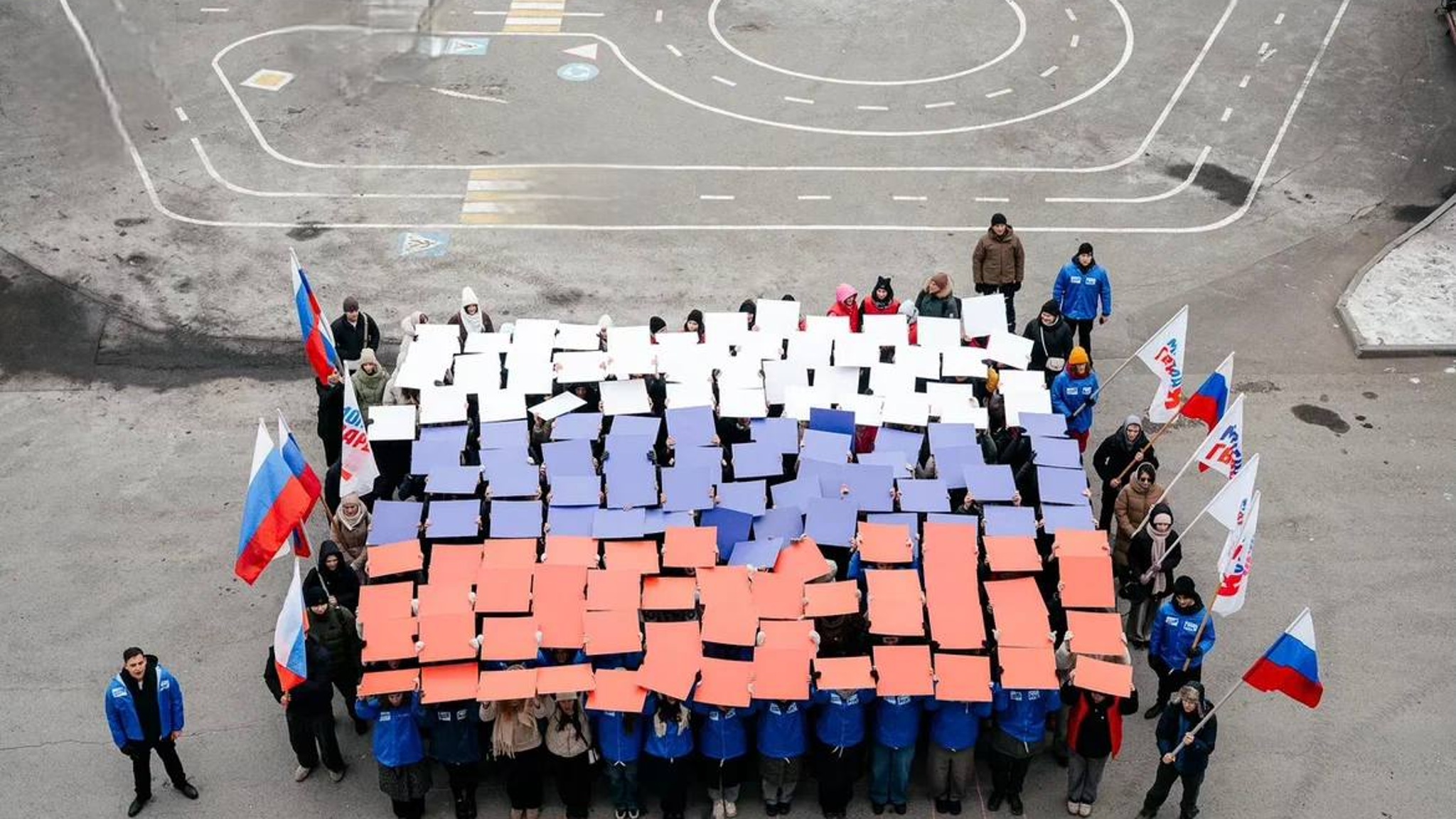 Инсталляцию в виде флага России создали в Тюмени 12 декабря