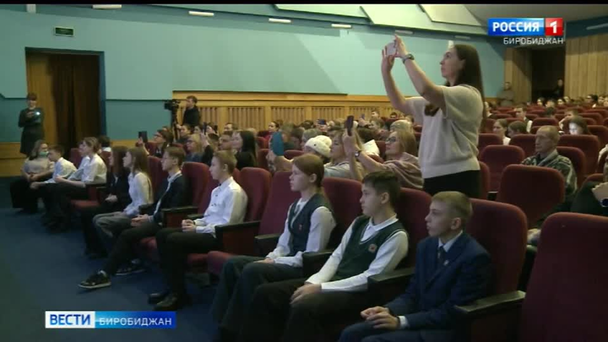 В День Конституции России биробиджанским школьникам по традиции вручили паспорта
