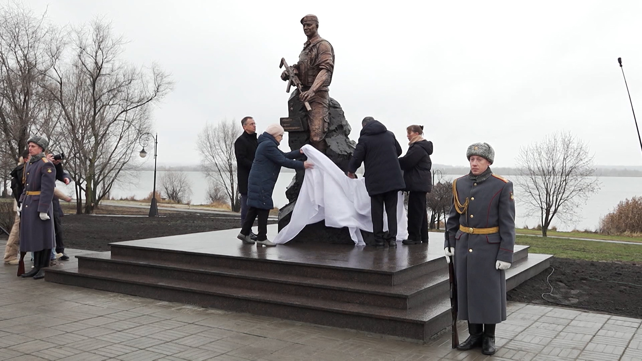 В Курчатове торжественно открыт памятник Герою России Сергею Чебнёву