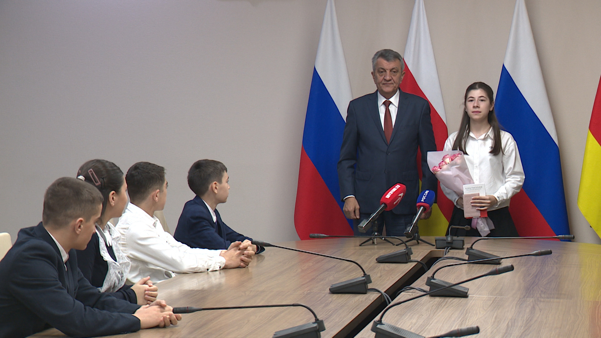 Юные жители Северной Осетии получили первые паспорта из рук руководства республики и Владикавказа