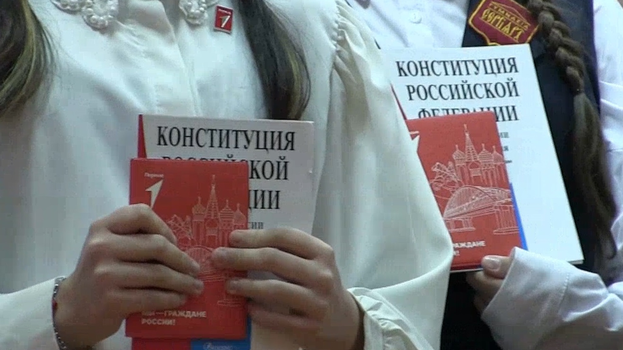 Первые паспорта получили 13 юных йошкаролинцев в День Конституции