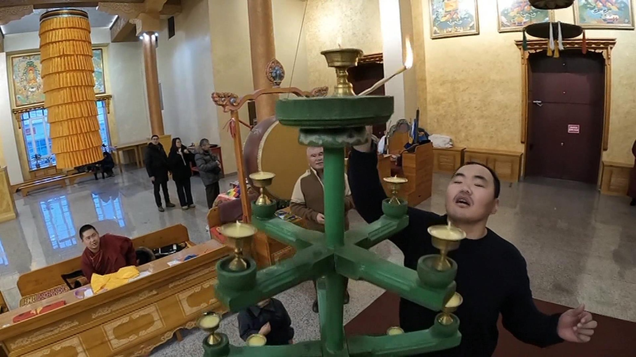 "Праздник свечей" отмечают буддисты России