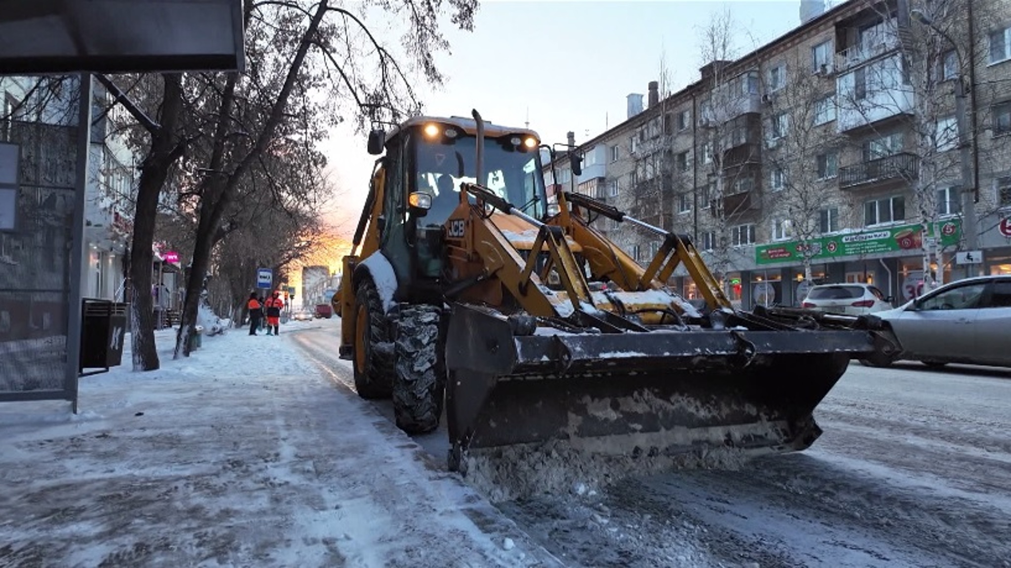 Тюменские коммунальщики приступили к уборке улиц от последствий снегопада
