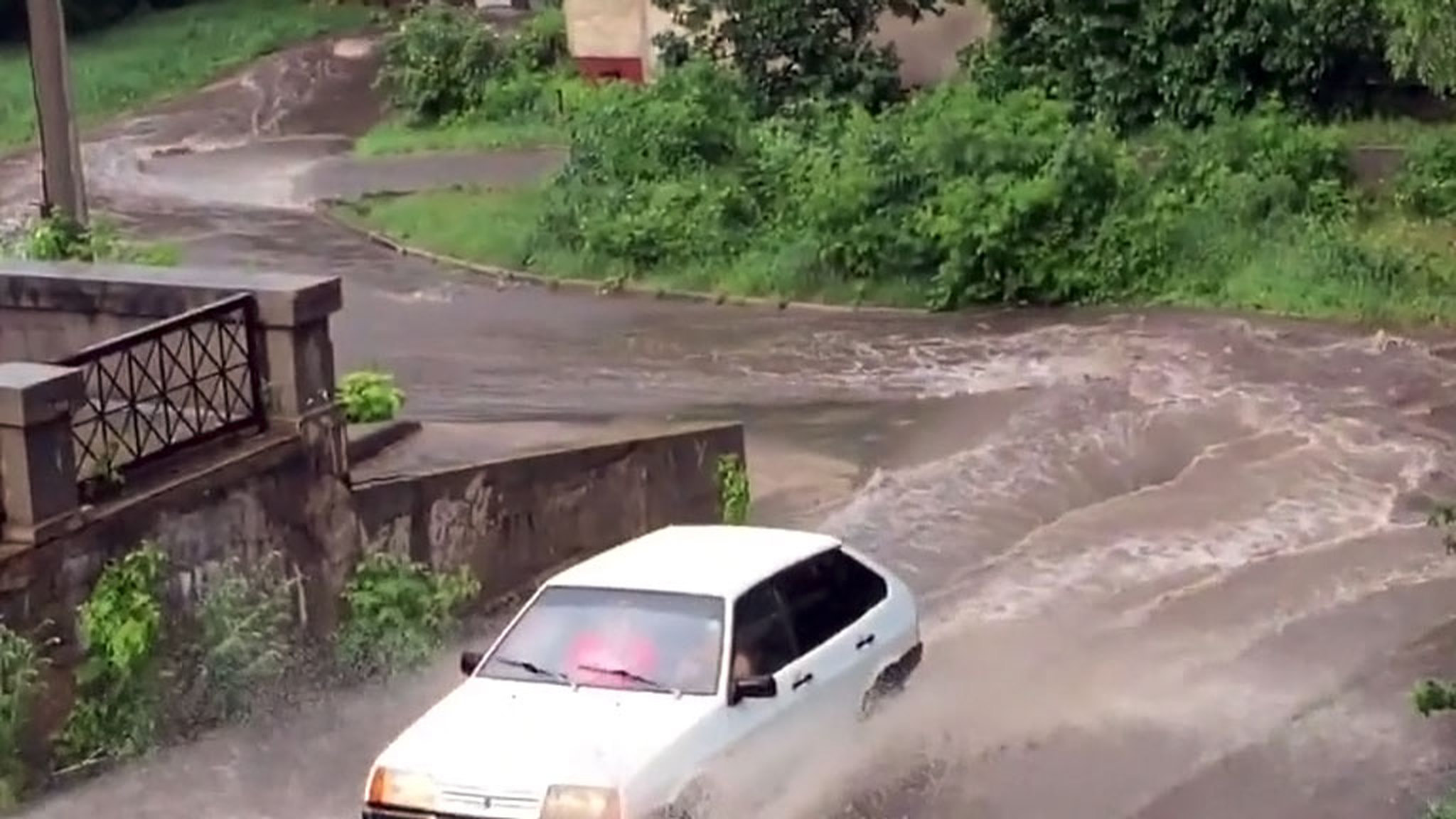 Ливень в Липецке: жителям посоветовали надеть водолазные костюмы