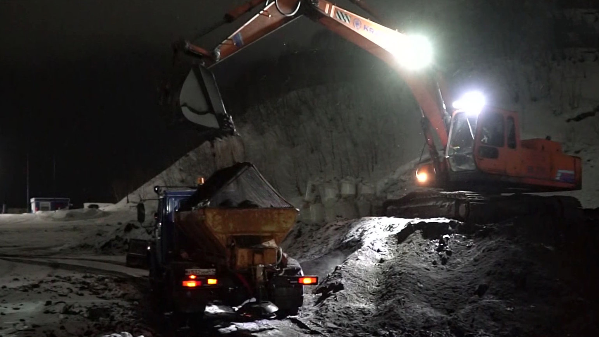 Жителей Камчатки призывают крепче держаться на ногах из-за наледи