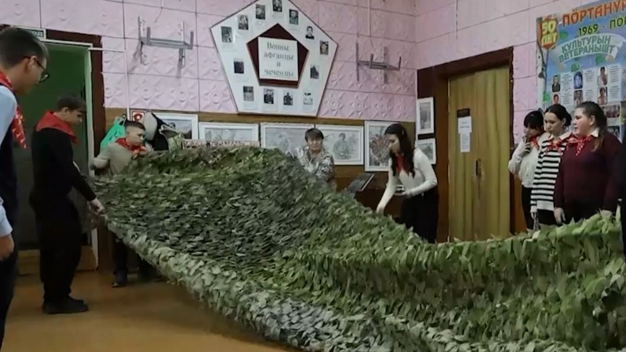Ученики Помарской школы плетут сети и поддерживают письмами бойцов СВО