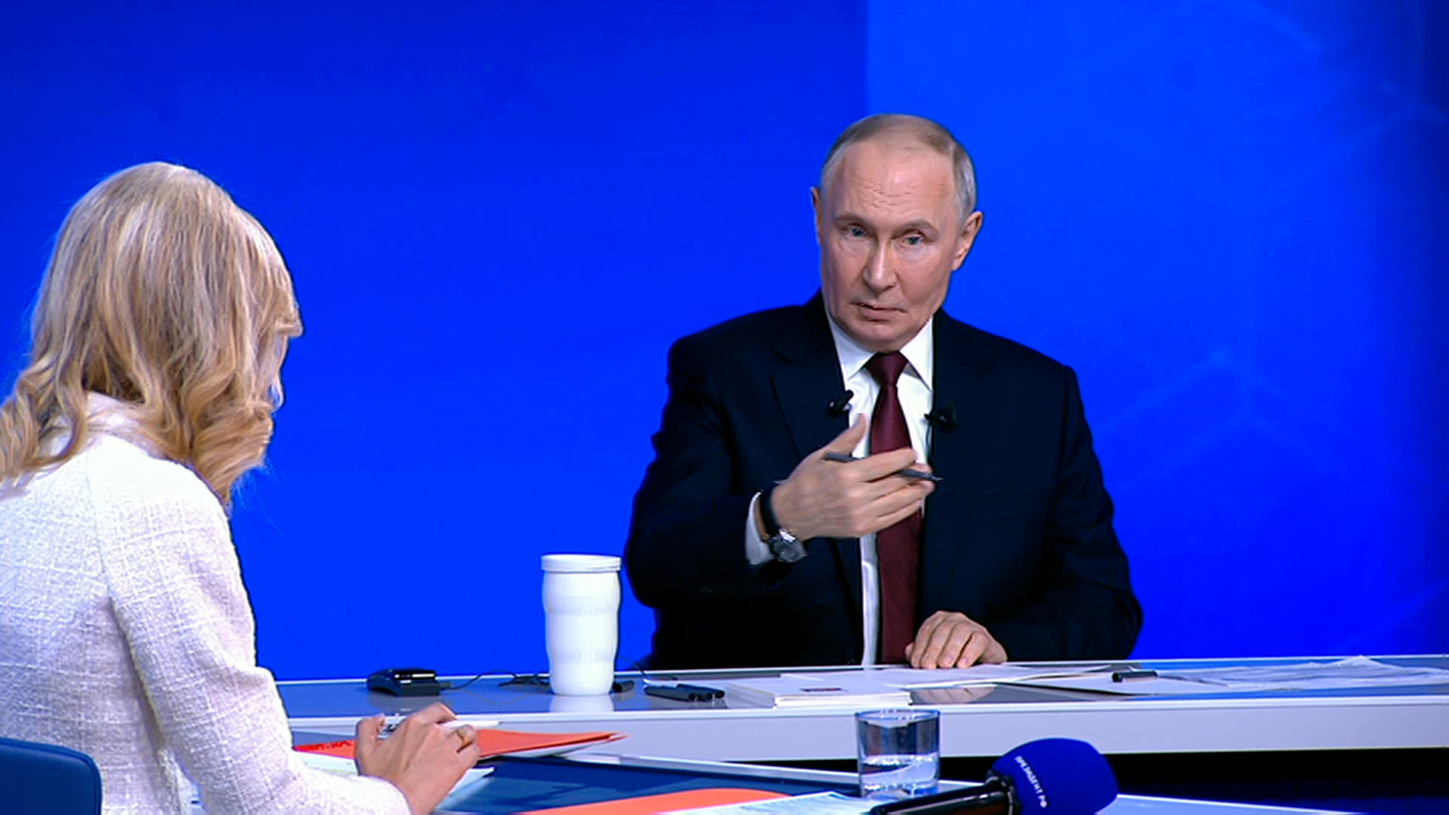 Путин пообещал решить проблему снижения поддержки семей из-за повышения доходов