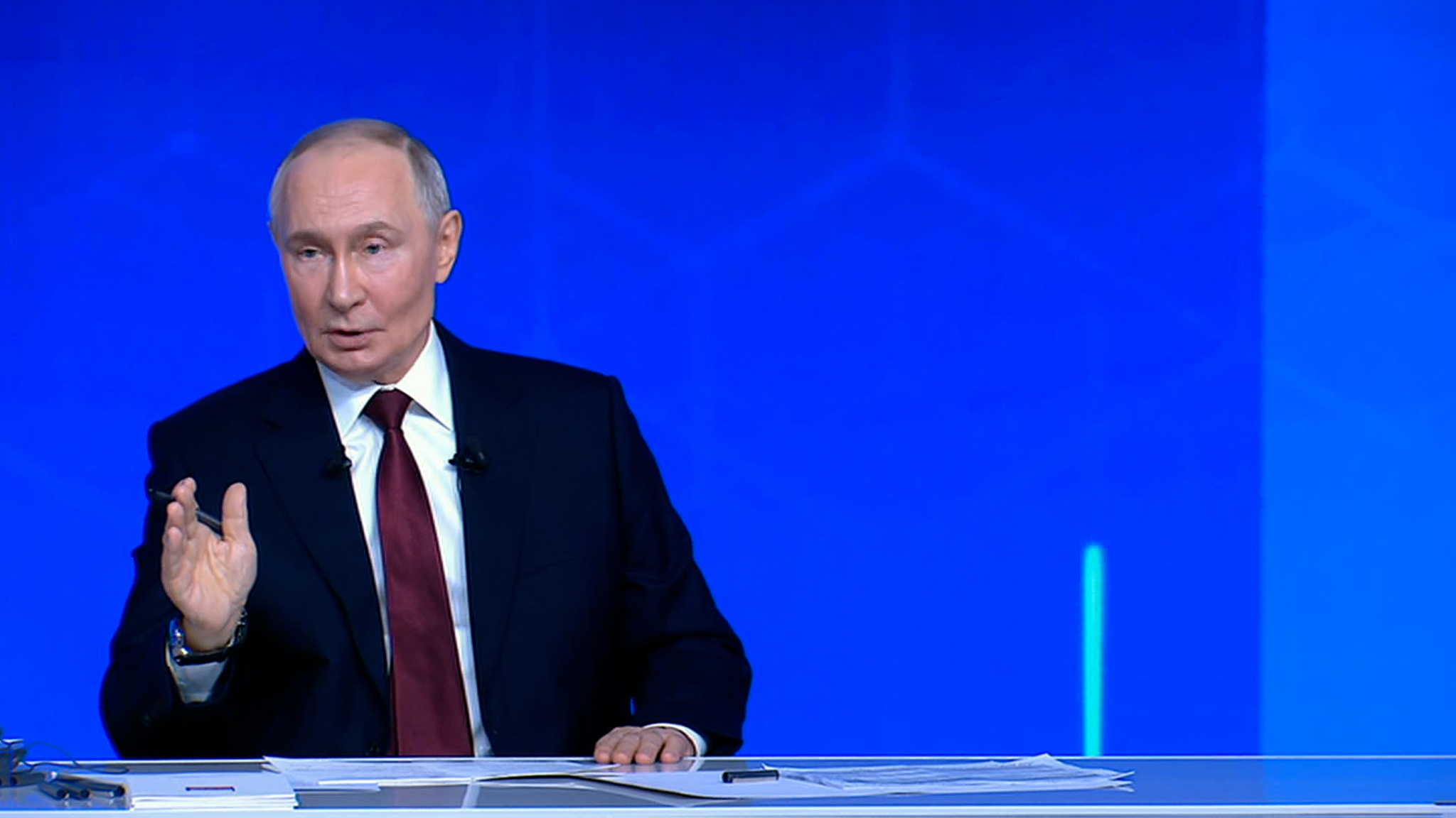 Путин: правительство должно подумать, как продлить выплаты по уходу за ребенком