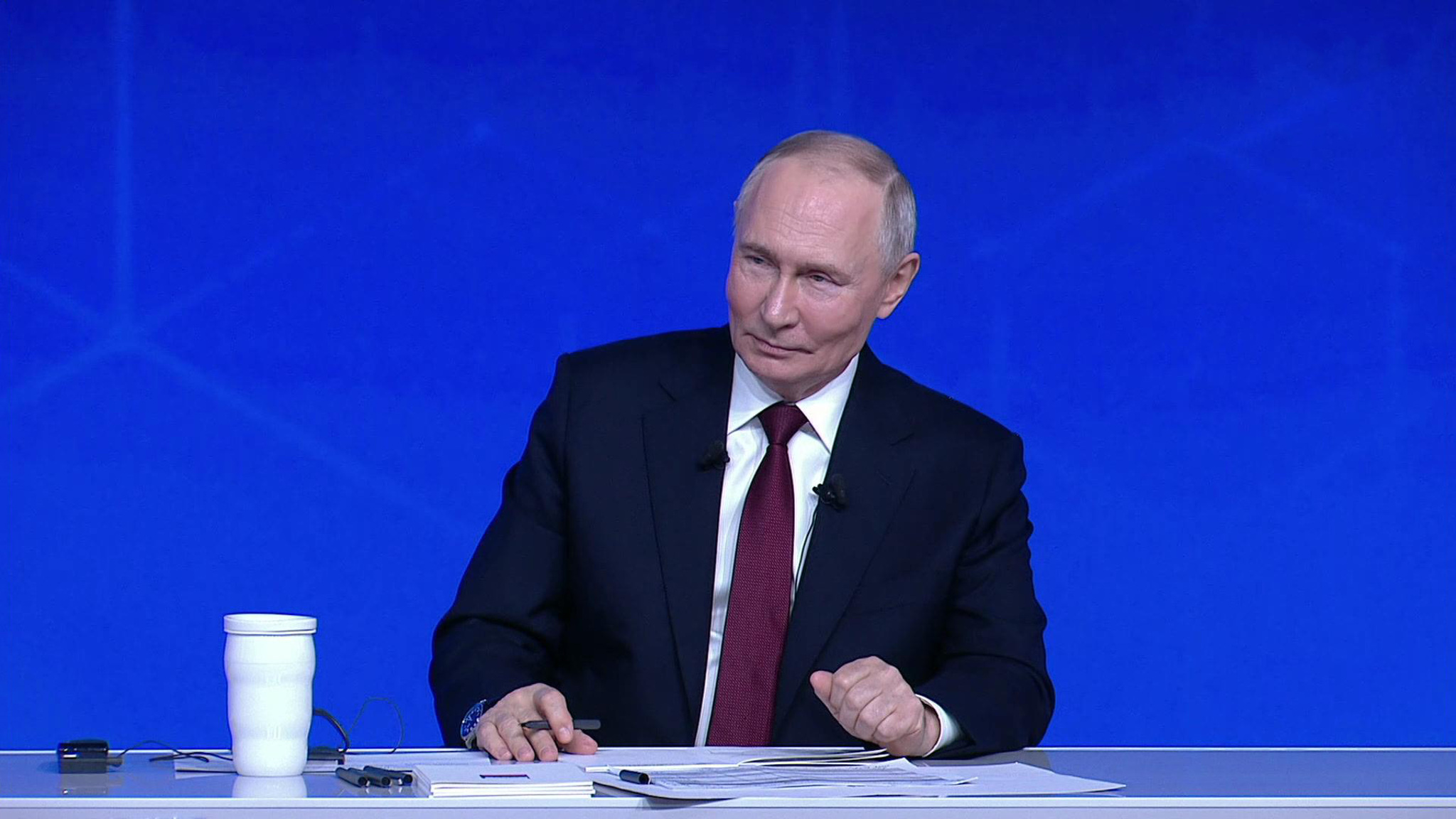 Путин призвал не откладывать вопрос рождения ребенка