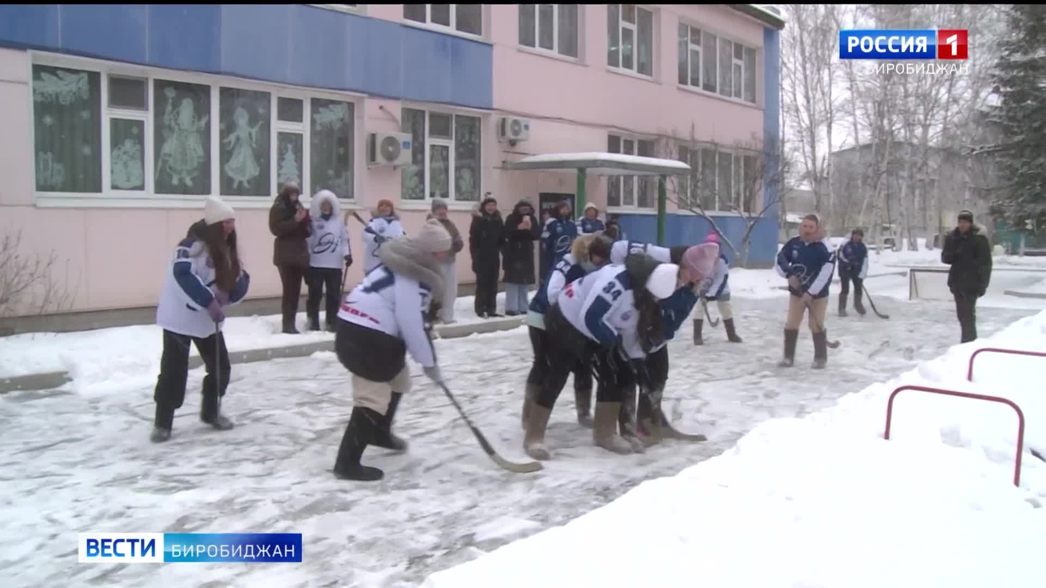 Товарищеский матч по хоккею с мячом в валенках прошел сегодня в биробиджанском 12-ом детском саду