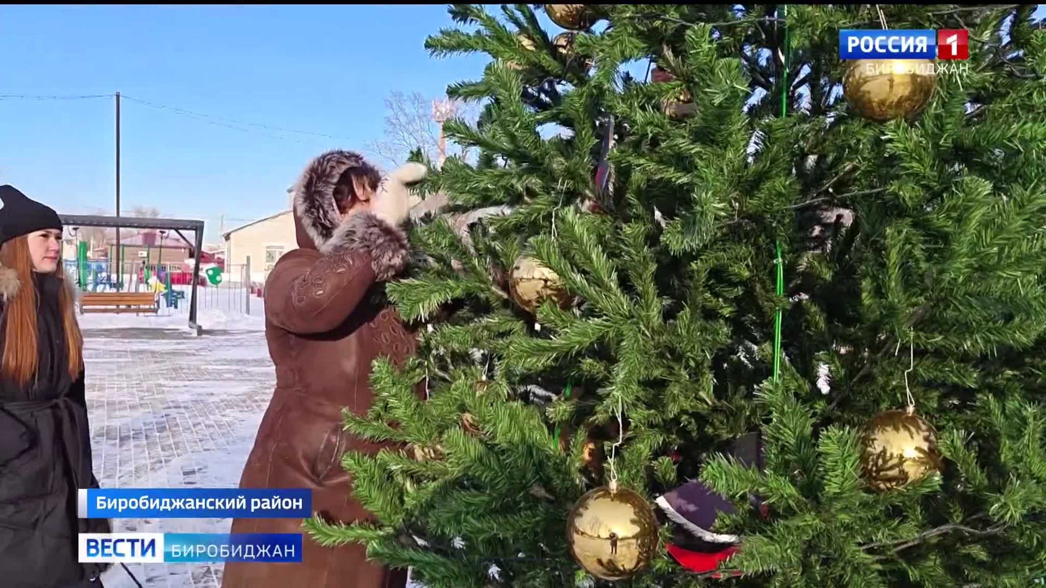 Жители села Птичник дружно и с заботой о природе нарядили главную новогоднюю красавицу и центральную площадь