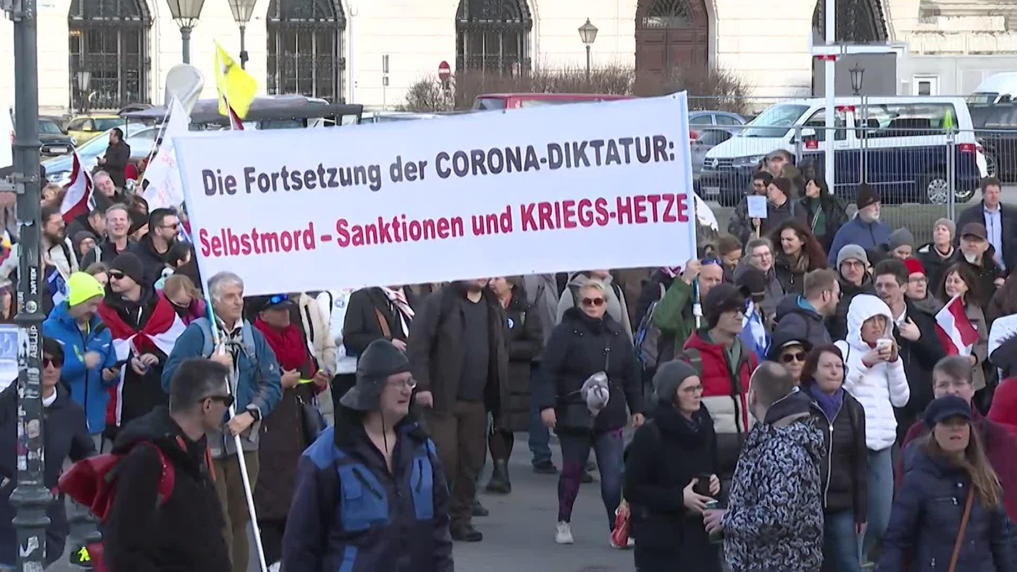 Европейские фермеры завалили "цветущий сад" картофелем