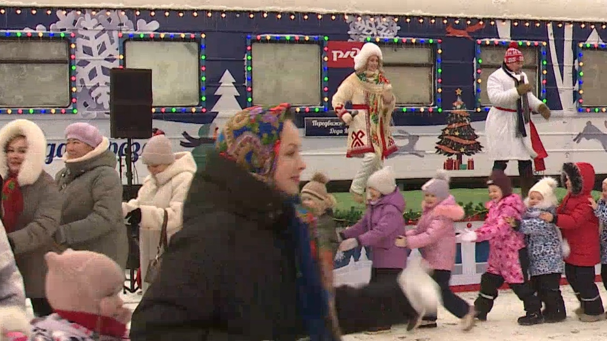 Йошкаролинцы встретили поезд Деда Мороза, несмотря на холод